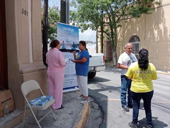 '图10~11:蒙特雷(Monterrey)的法轮功学员来到市中心,向人们讲述发生在中国的这场迫害。'