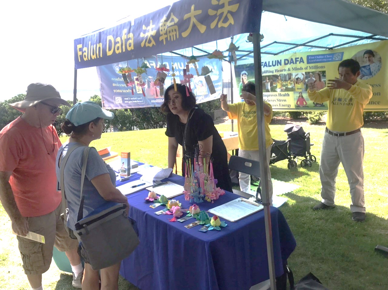 图1~4:二零二四年八月二十五日星期日,部份罗德岛州及麻州法轮功学员在民俗节上传播真相。很多民众听了真相后签名支持《法轮功保护法案》。