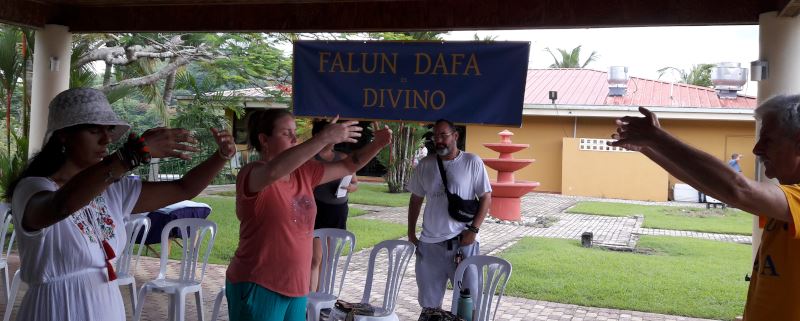 '图1:观众学炼法轮功的第二套功法,体验平静与安宁。'