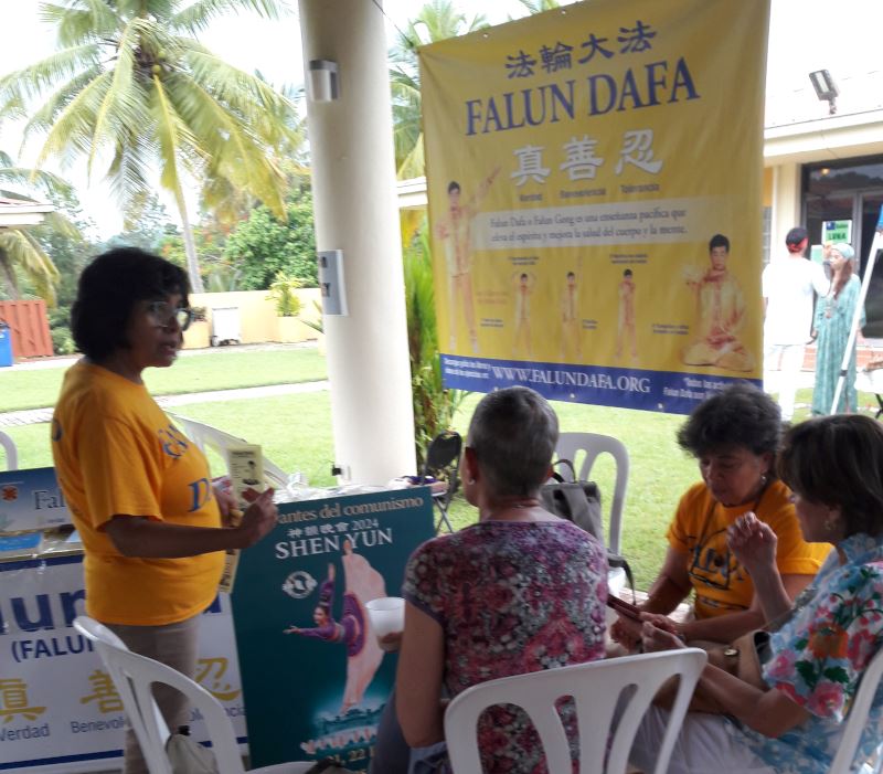 '图4:人们正在了解法轮大法及主要著作《转法轮》和神韵。'