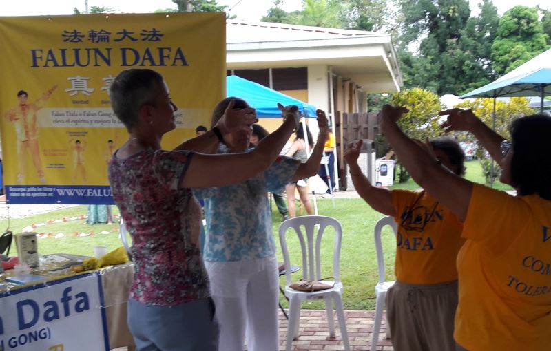 '图5:观众在现场学炼第五套功法。'