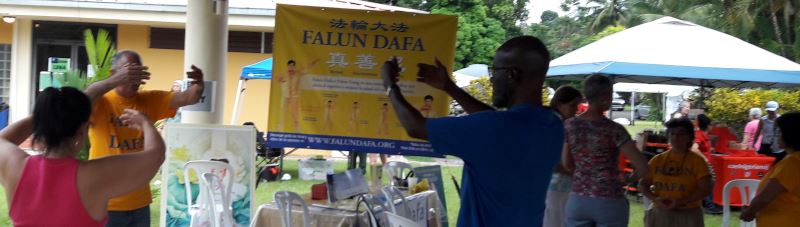 '图6:一些围观的人也想加入进来学炼法轮功。'