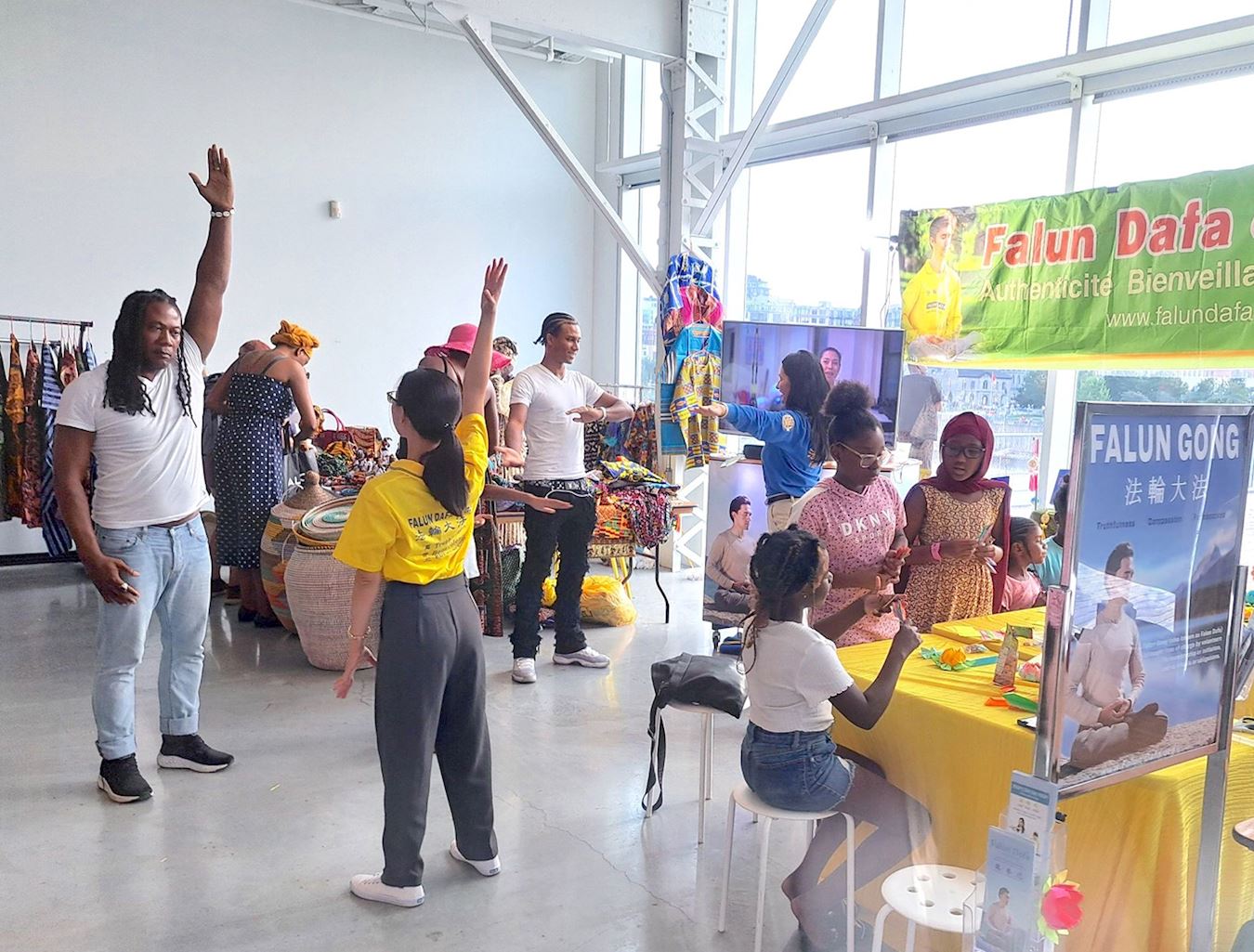 '图1~10:八月三日和四日,在蒙特利尔国际美食节上,不同族裔的男女老少学炼法轮功。'
