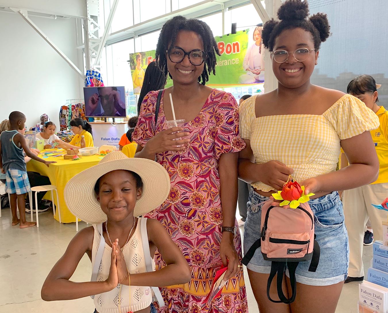 '图11:迪亚洛女士(中)和小儿子学炼了法轮功。'