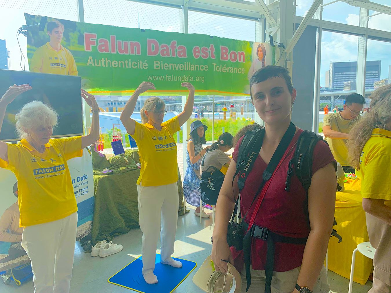 '图13:法国游客菲利克丝(Phenix)说:“我认为这种传播善良的活动非常好。”'