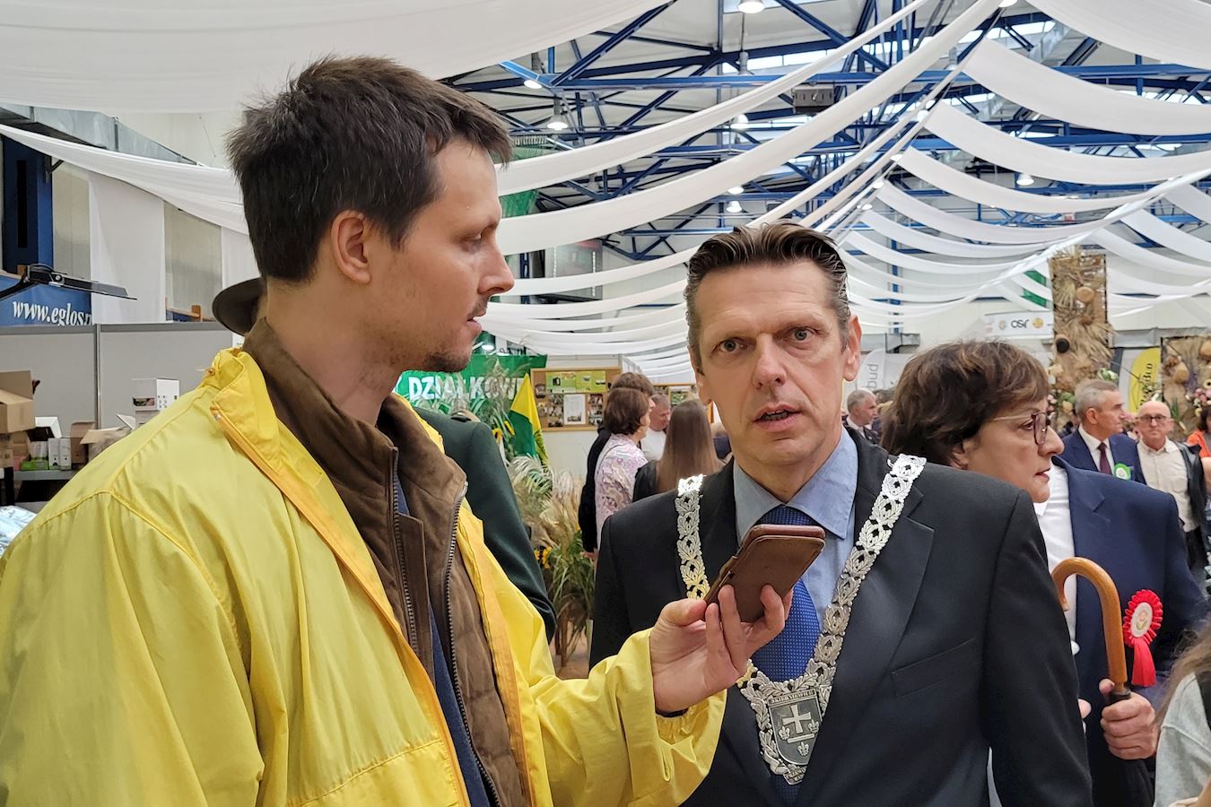 '图12:斯基尔涅维采市议会主席雅罗斯瓦夫•切西莱夫斯基(右)'