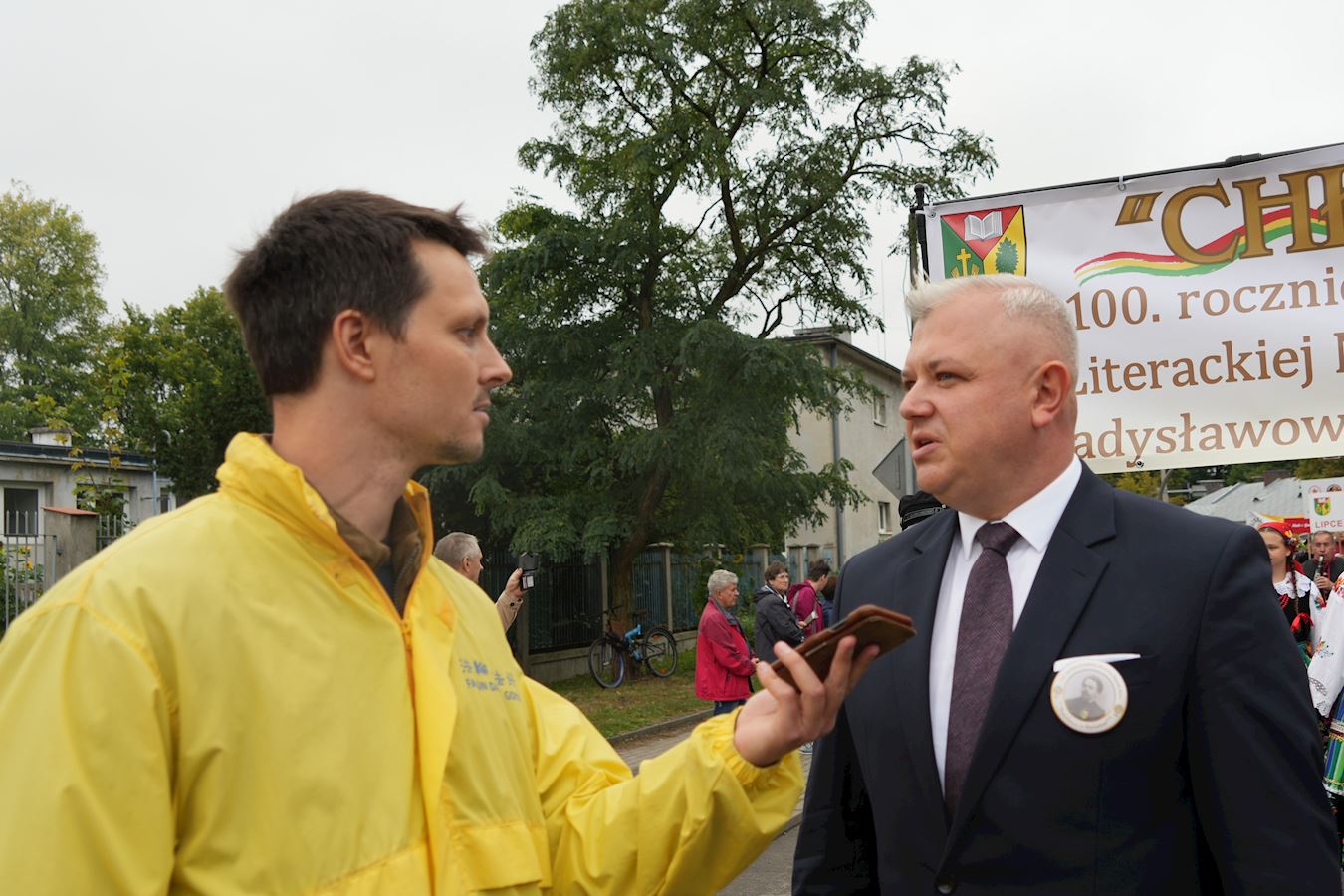 '图13:镇长马雷克•萨维克(右)'