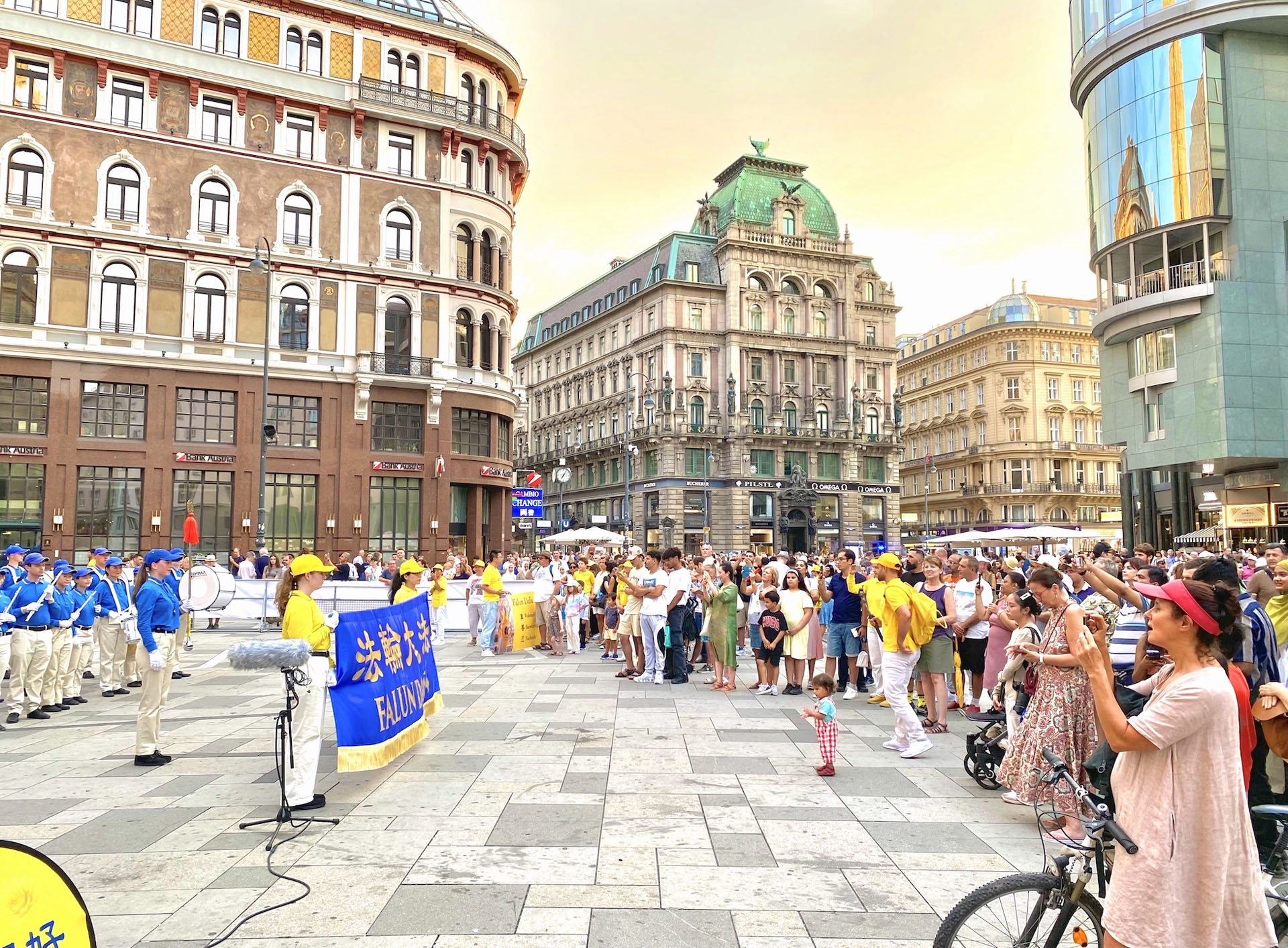 图1:二零二四年八月三十日和三十一日,来自欧洲十多个国家的法轮功学员在奥地利首都维也纳斯特凡广场(Stephansplatz)举办活动。图为欧洲天国乐团的演奏吸引众人目光。