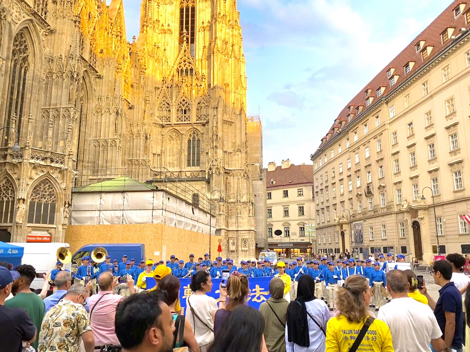 图2:欧洲天国乐团在演奏。