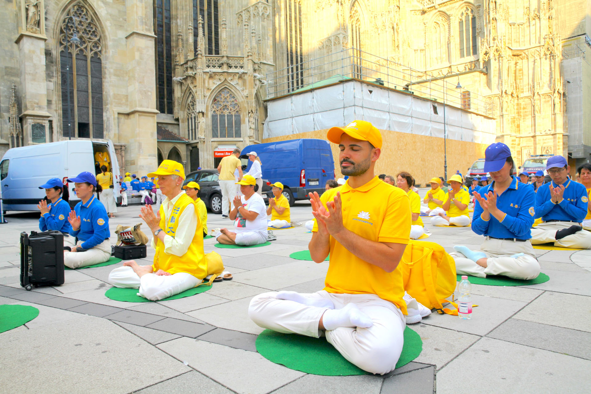 图3~5:法轮功学员展示功法。