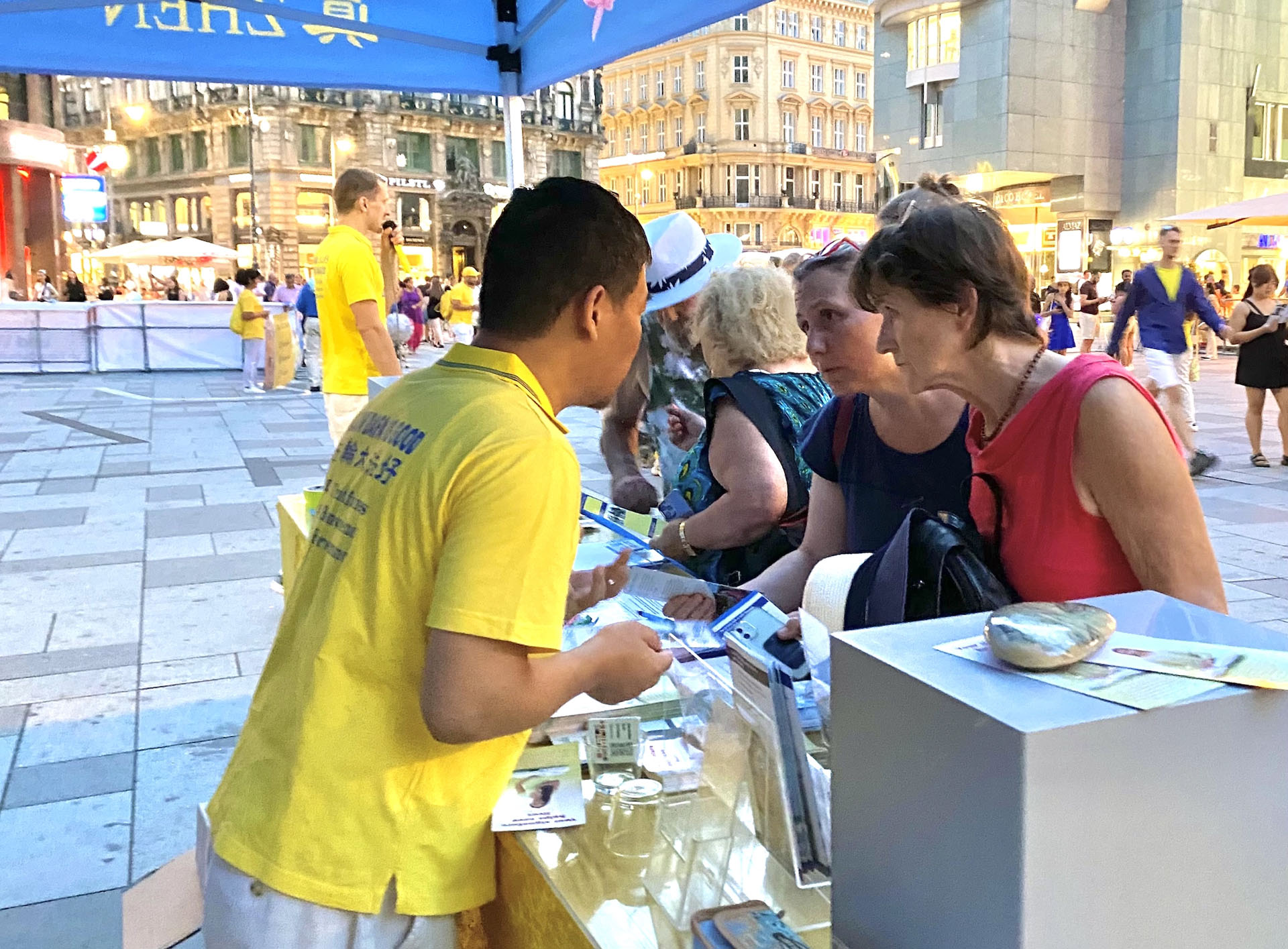 图6~9:民众签名声援法轮功学员反迫害。