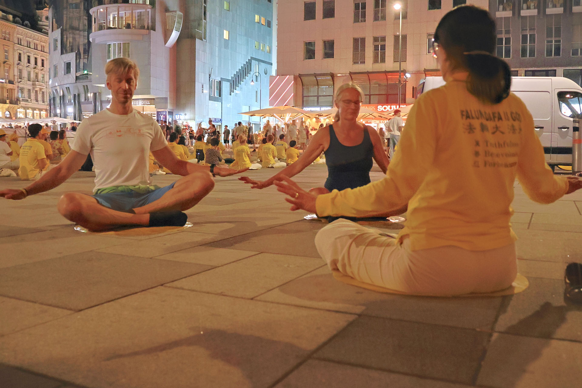 图10:费希特夫妇(Feichter)跟法轮功学员学炼第五套功法。