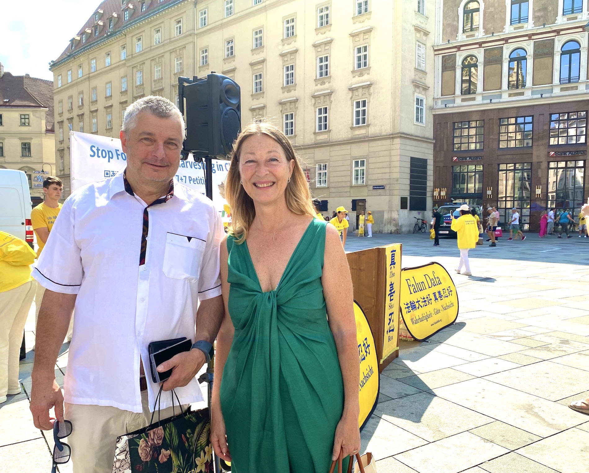 图12:理疗师维拉·巴赫纳女士(右)很高兴巧遇法轮功。