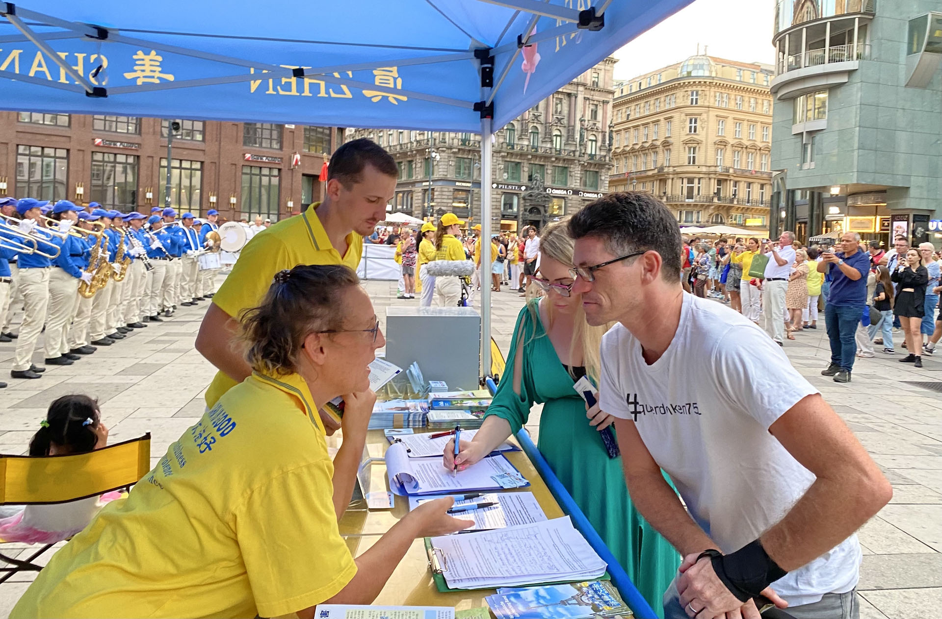 图13:民众签名声援法轮功学员反迫害。