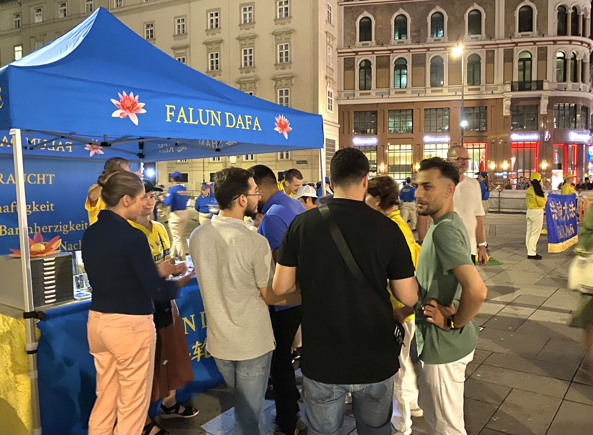 图14:夜幕降临,民众还围着信息台询问。