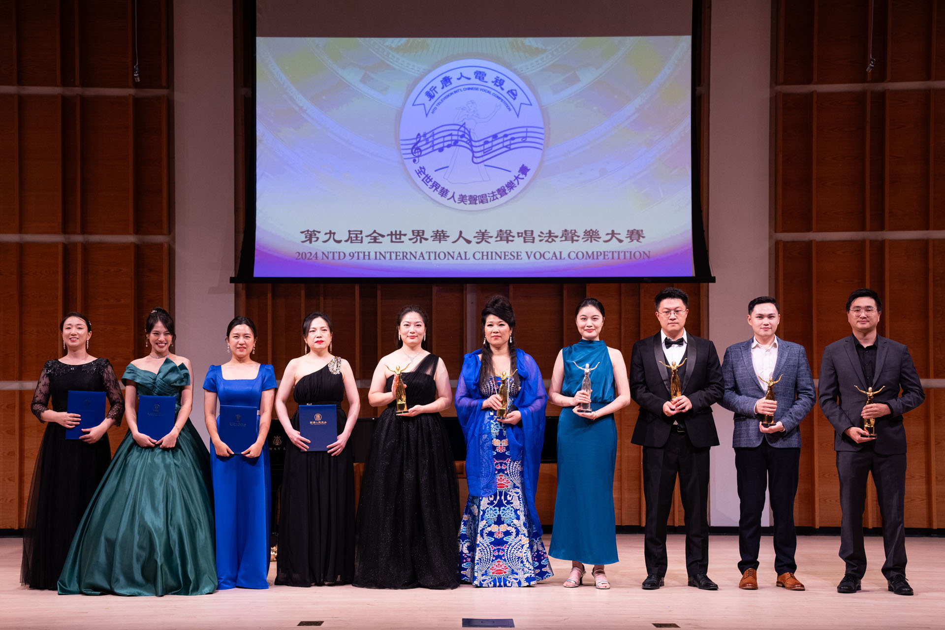 图1:二零二四年九月二十一日,在纽约曼哈顿考夫曼音乐中心默金大厅(Merkin Hall of Kaufman Music Center),新<span style='max-width:0px!important;margin-left:-4px;color:#eee!important;'>!</span>唐<span style='max-width:0px!important;margin-left:-4px;color:#eee!important;'>!</span>人<span style='max-width:0px!important;margin-left:-4px;color:#eee!important;'>:</span>进行了第九届全世界华人美声声乐大赛的决赛。图为获奖选手合照。