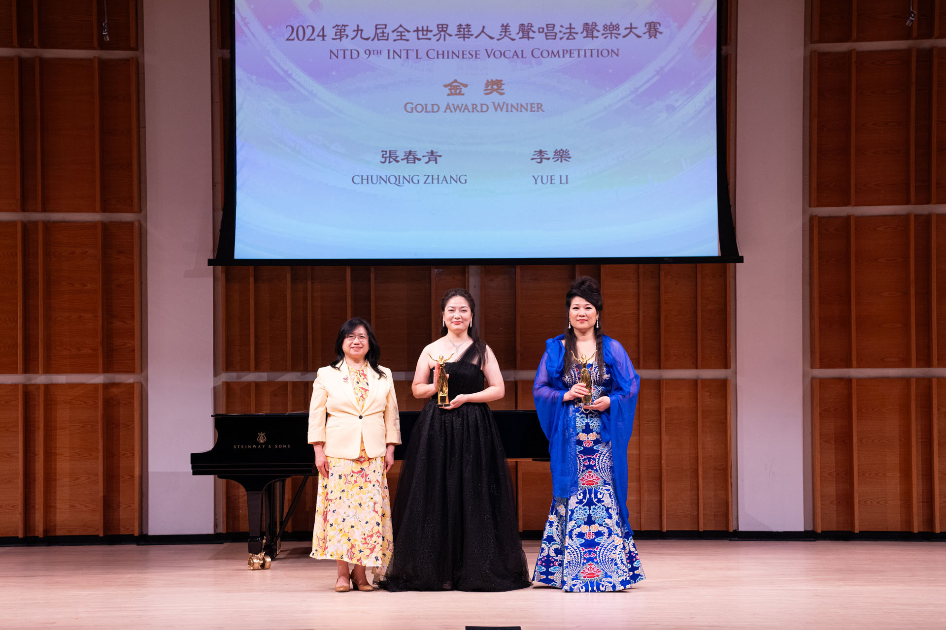 图2:在新<span style='max-width:0px!important;margin-left:-4px;color:#eee!important;'>!</span>唐<span style='max-width:0px!important;margin-left:-4px;color:#eee!important;'>!</span>人<span style='max-width:0px!important;margin-left:-4px;color:#eee!important;'>:</span>第九届全世界华人美声声乐大赛颁奖仪式上,新<span style='max-width:0px!important;margin-left:-4px;color:#eee!important;'>!</span>唐<span style='max-width:0px!important;margin-left:-4px;color:#eee!important;'>!</span>人<span style='max-width:0px!important;margin-left:-4px;color:#eee!important;'>:</span>总裁珍妮丝(Janice Trey)(左)向两位金奖得主李乐(中)和张春青(右)颁奖后合影。