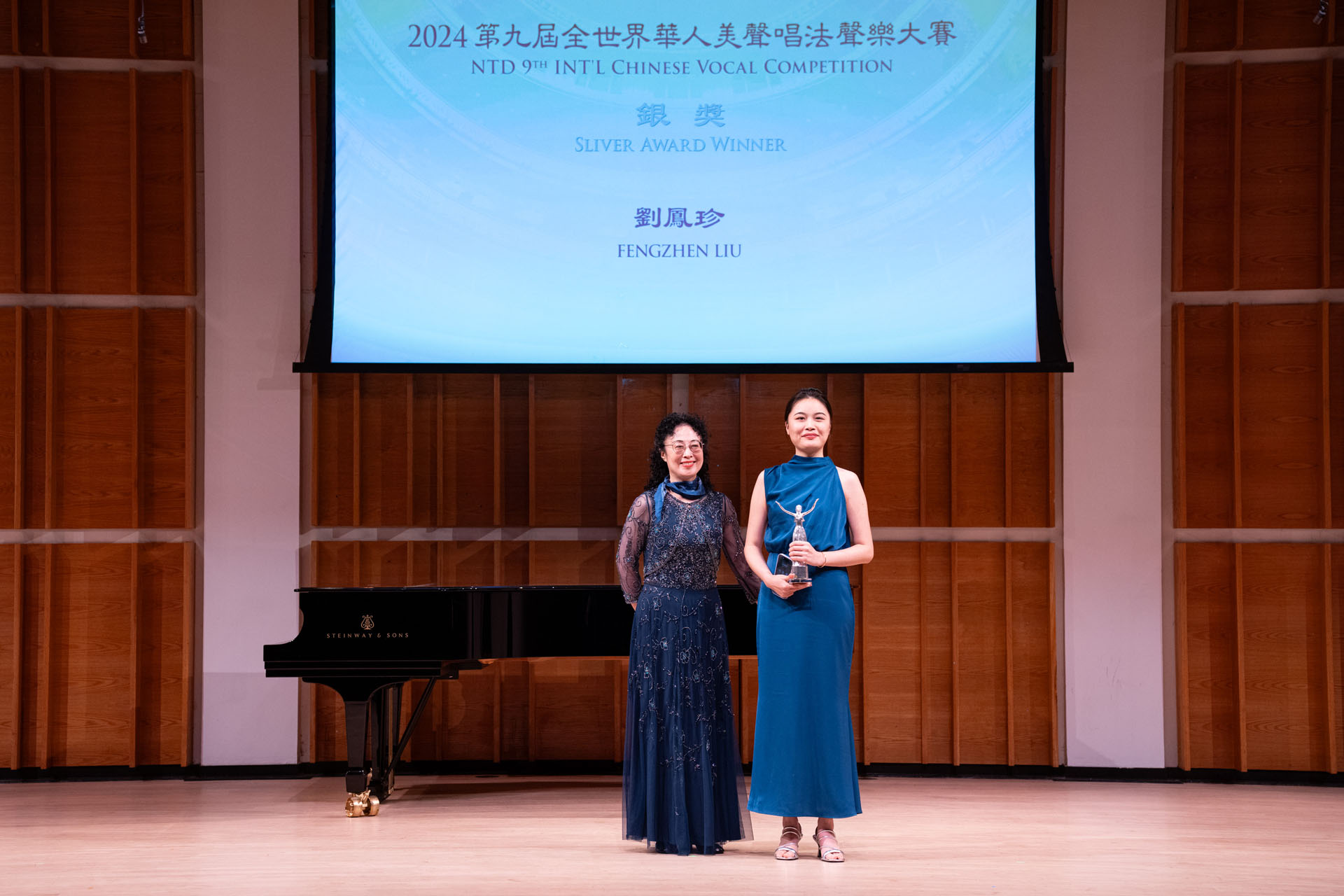 图3:在新<span style='max-width:0px!important;margin-left:-4px;color:#eee!important;'>!</span>唐<span style='max-width:0px!important;margin-left:-4px;color:#eee!important;'>!</span>人<span style='max-width:0px!important;margin-left:-4px;color:#eee!important;'>:</span>第九届全世界华人美声声乐大赛颁奖仪式上,歌唱家姜敏(左)向银奖得主刘凤珍颁奖后合影。