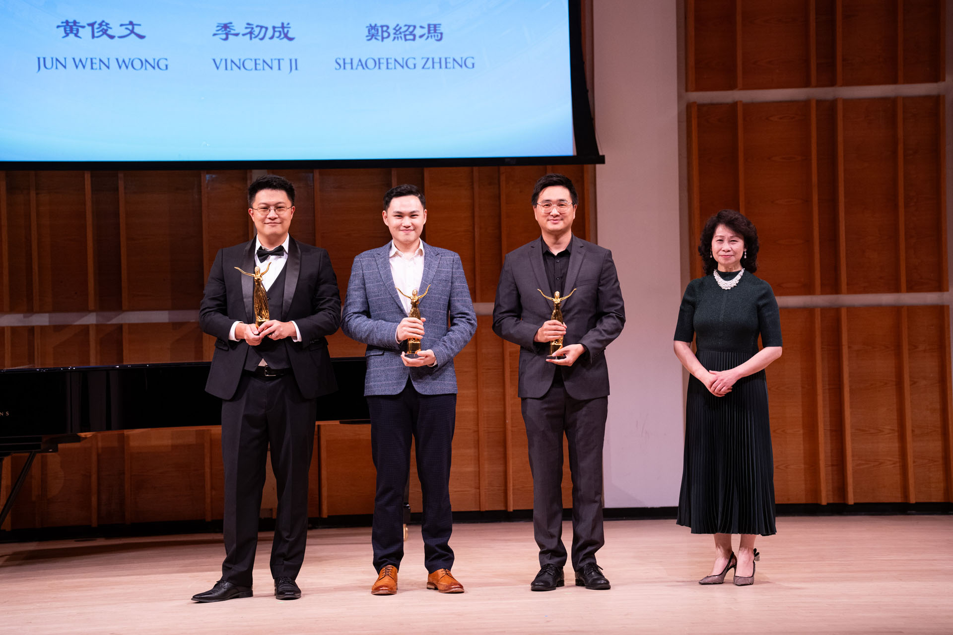 图4:在新<span style='max-width:0px!important;margin-left:-4px;color:#eee!important;'>!</span>唐<span style='max-width:0px!important;margin-left:-4px;color:#eee!important;'>!</span>人<span style='max-width:0px!important;margin-left:-4px;color:#eee!important;'>:</span>第九届全世界华人美声声乐大赛颁奖仪式上,新<span style='max-width:0px!important;margin-left:-4px;color:#eee!important;'>!</span>唐<span style='max-width:0px!important;margin-left:-4px;color:#eee!important;'>!</span>人<span style='max-width:0px!important;margin-left:-4px;color:#eee!important;'>:</span>大赛总监露西 (Lucy Zhou)向铜奖得主颁奖后合影。