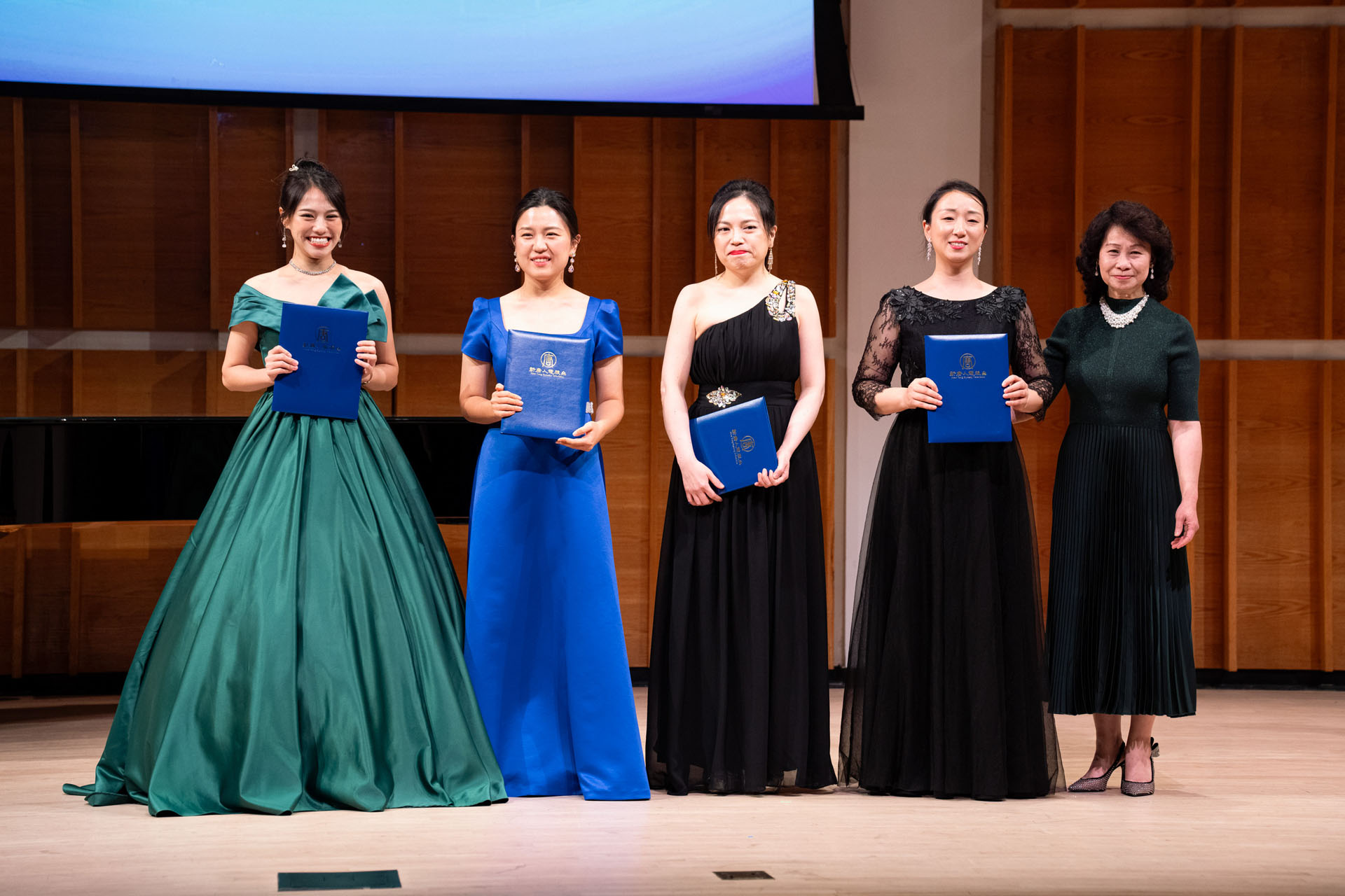 图5:在新<span style='max-width:0px!important;margin-left:-4px;color:#eee!important;'>!</span>唐<span style='max-width:0px!important;margin-left:-4px;color:#eee!important;'>!</span>人<span style='max-width:0px!important;margin-left:-4px;color:#eee!important;'>:</span>第九届全世界华人美声声乐大赛颁奖仪式上,新<span style='max-width:0px!important;margin-left:-4px;color:#eee!important;'>!</span>唐<span style='max-width:0px!important;margin-left:-4px;color:#eee!important;'>!</span>人<span style='max-width:0px!important;margin-left:-4px;color:#eee!important;'>:</span>大赛总监露西(Lucy Zhou)向优秀奖得主颁奖后合影。