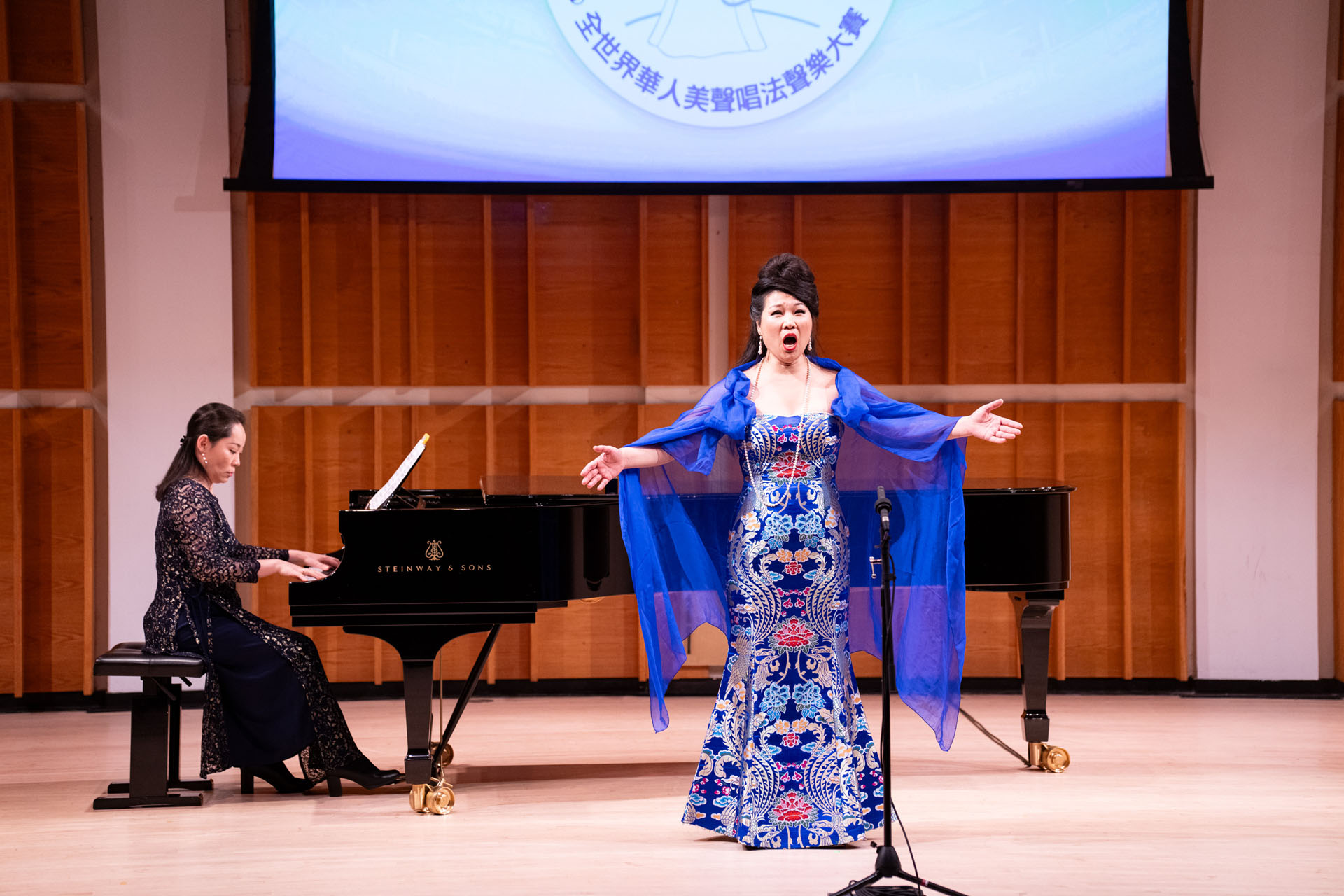 图6:德国选手、金奖得主张春青在演唱。