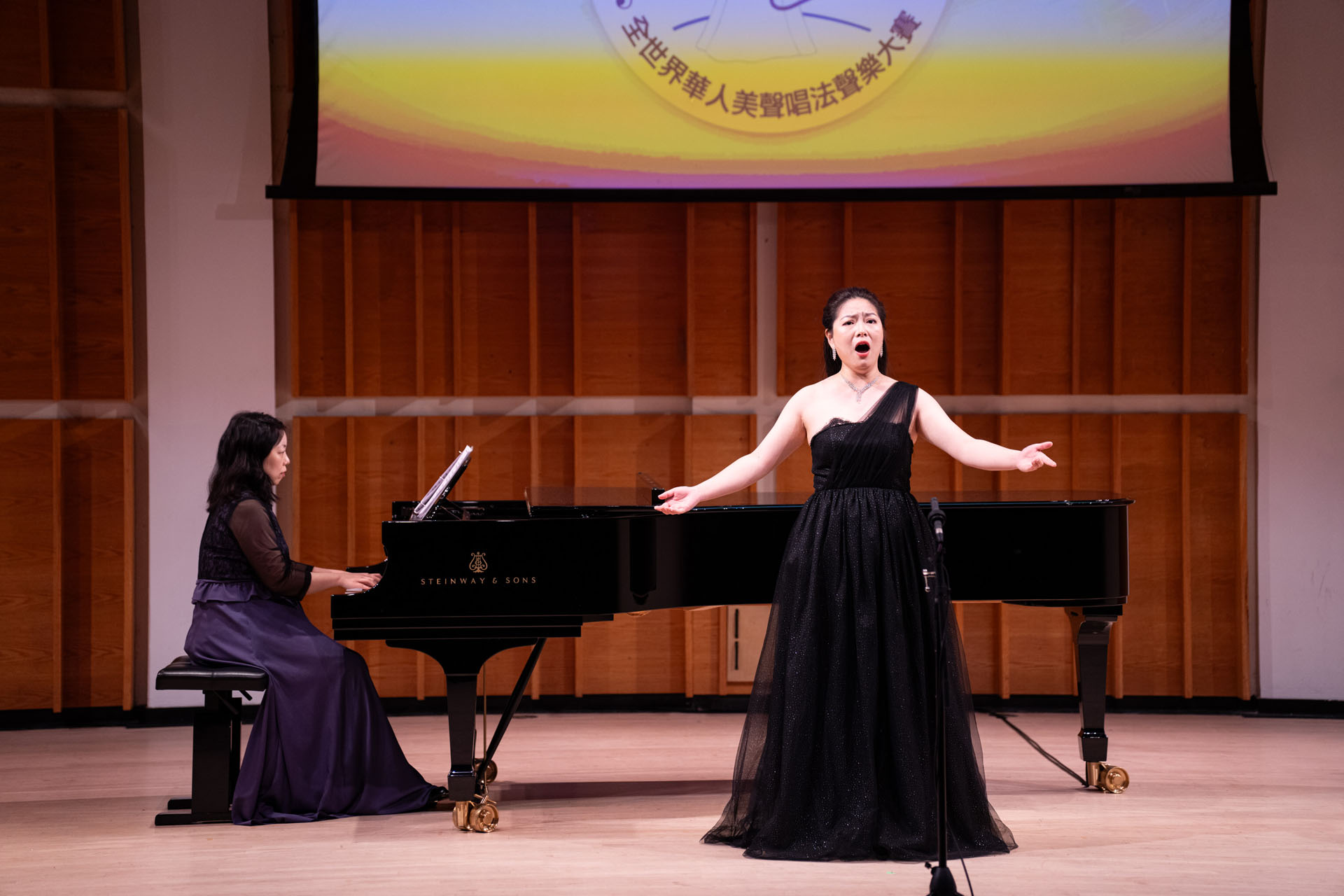 图7:金奖获得者李乐正在演唱。