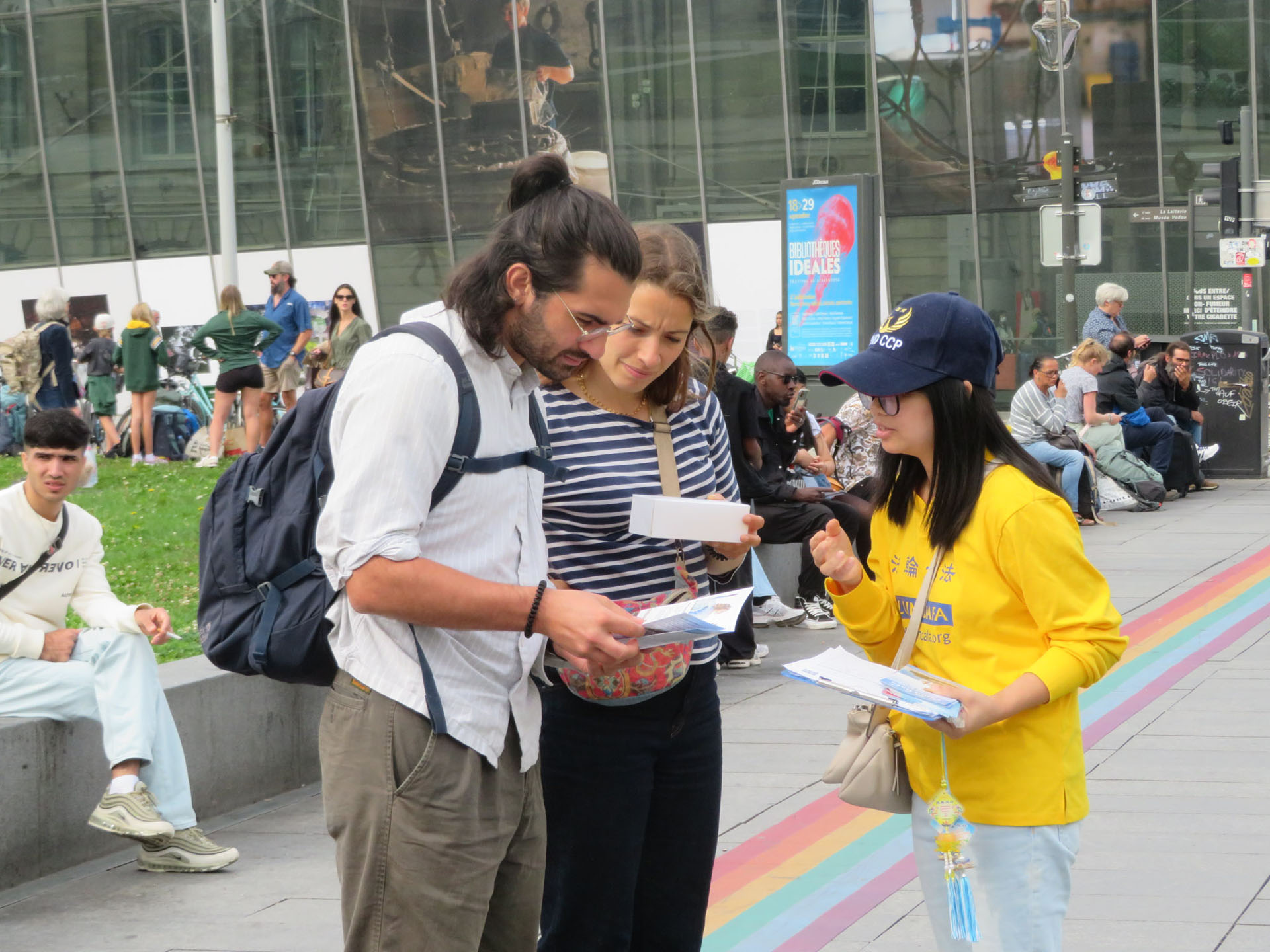 图6~9:九月二十二日,法轮功学员在法国斯特拉斯堡火车站广场进行了法轮功功法演示、讲真相和反迫害征签活动,活动吸引了很多民众和游客。