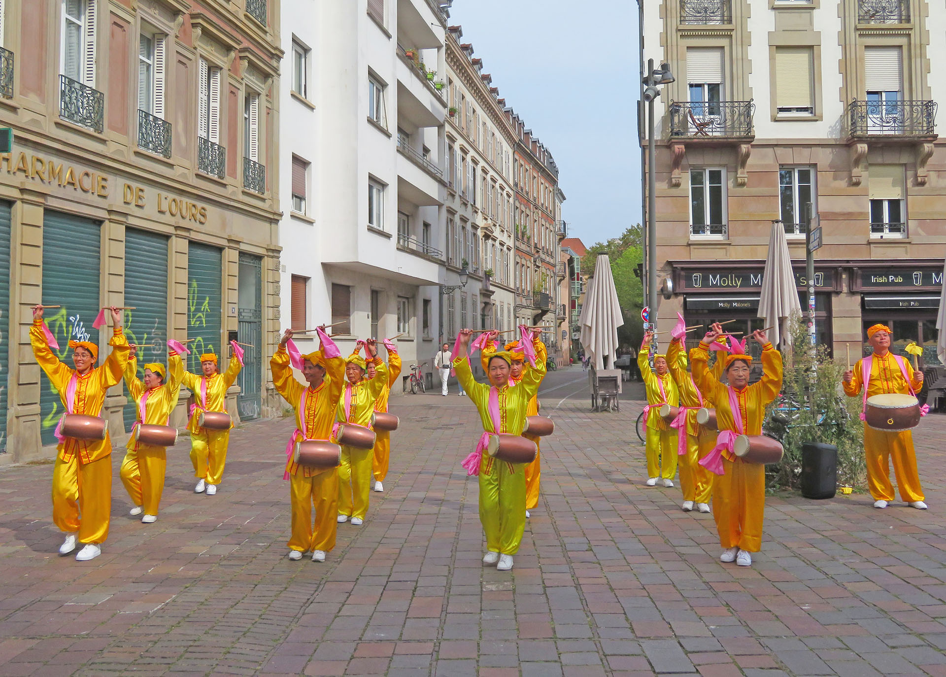 图10~11:法轮功学员在斯特拉斯堡奥斯特利茨广场表演腰鼓和法轮功功法演示。