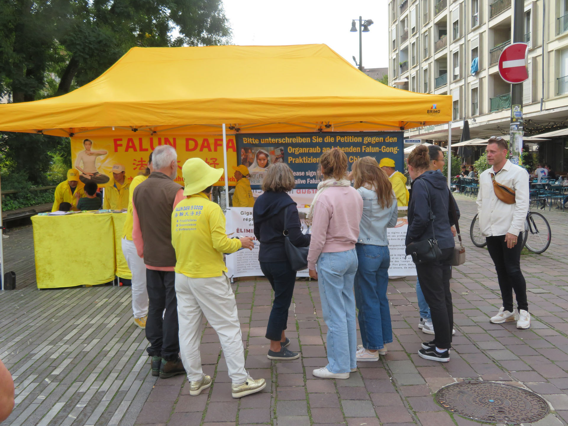 图12~14:九月二十二日,法轮功学员在斯特拉斯堡奥斯特利茨广场向游人民众讲真相。