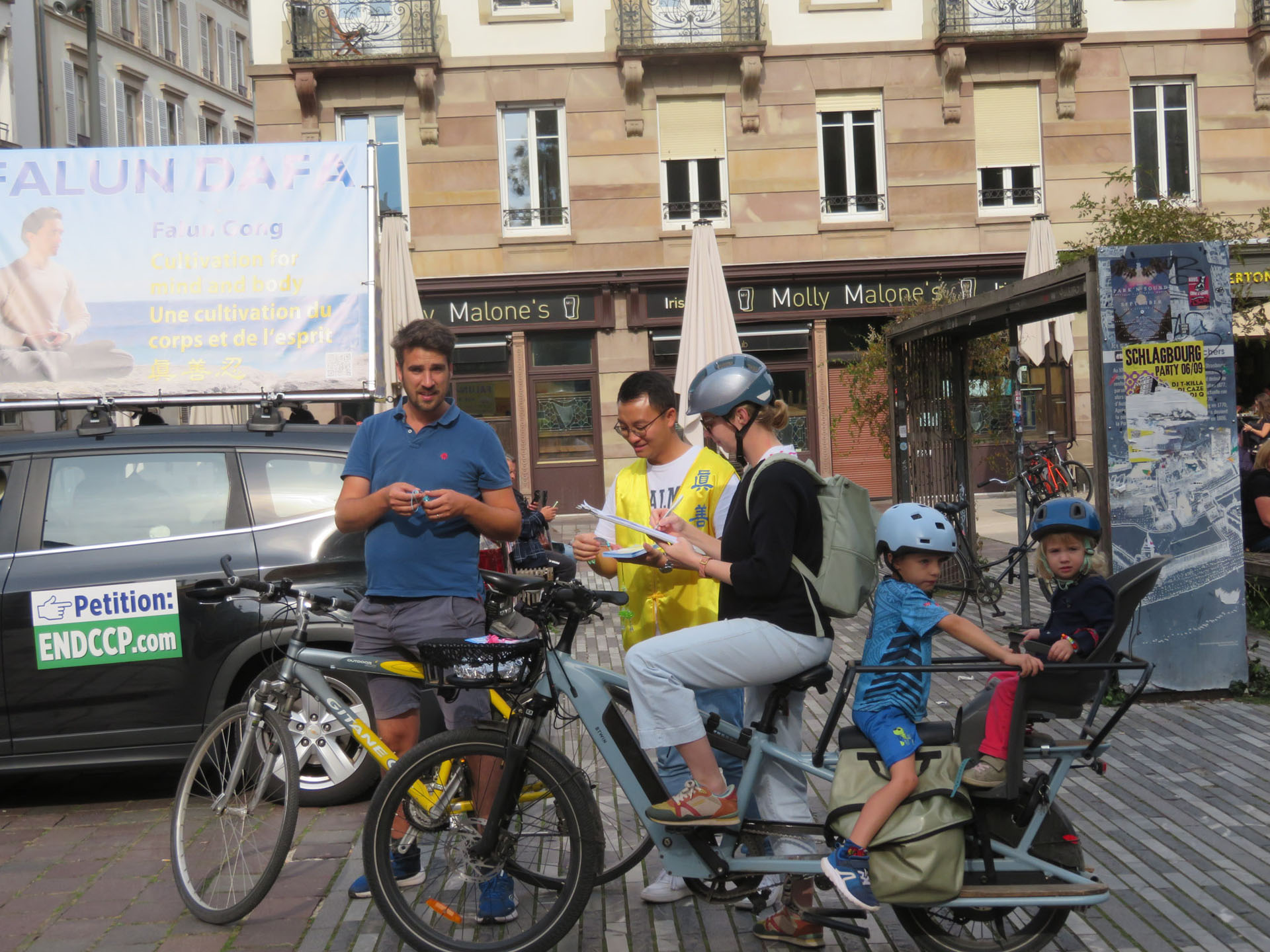 图16~19:九月二十二日,在斯特拉斯堡奥斯特利茨广场,人们签字支持法轮功学员的反迫害。