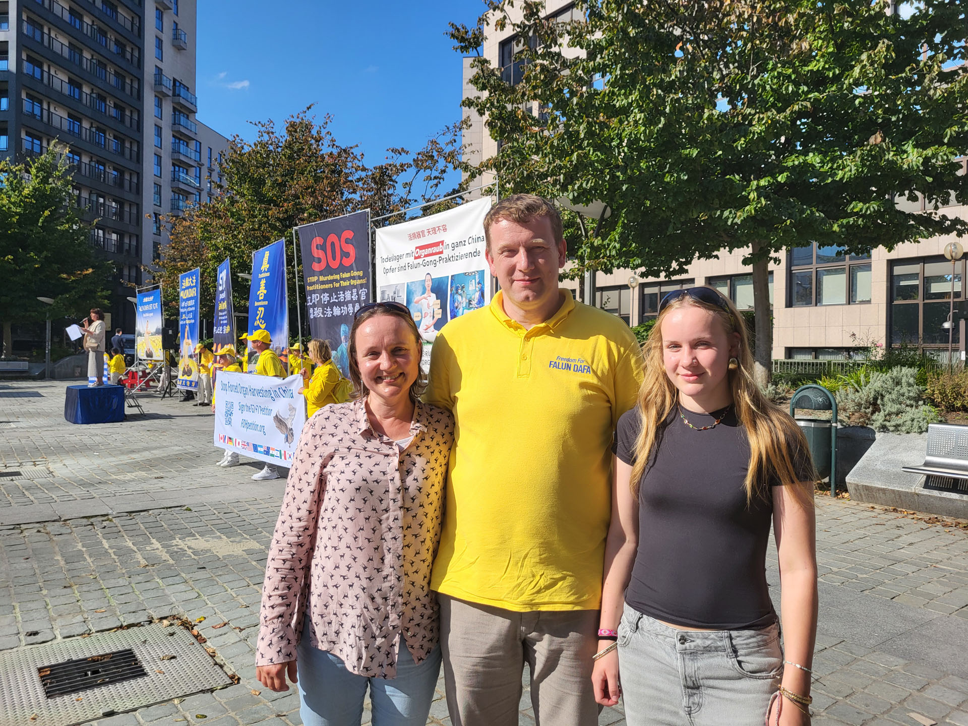 图1:支持丈夫修炼法轮大法的卡塔齐娜·切泽夫斯卡一家人(从左至右:卡塔齐娜、丈夫罗伯特、女儿妮娜)