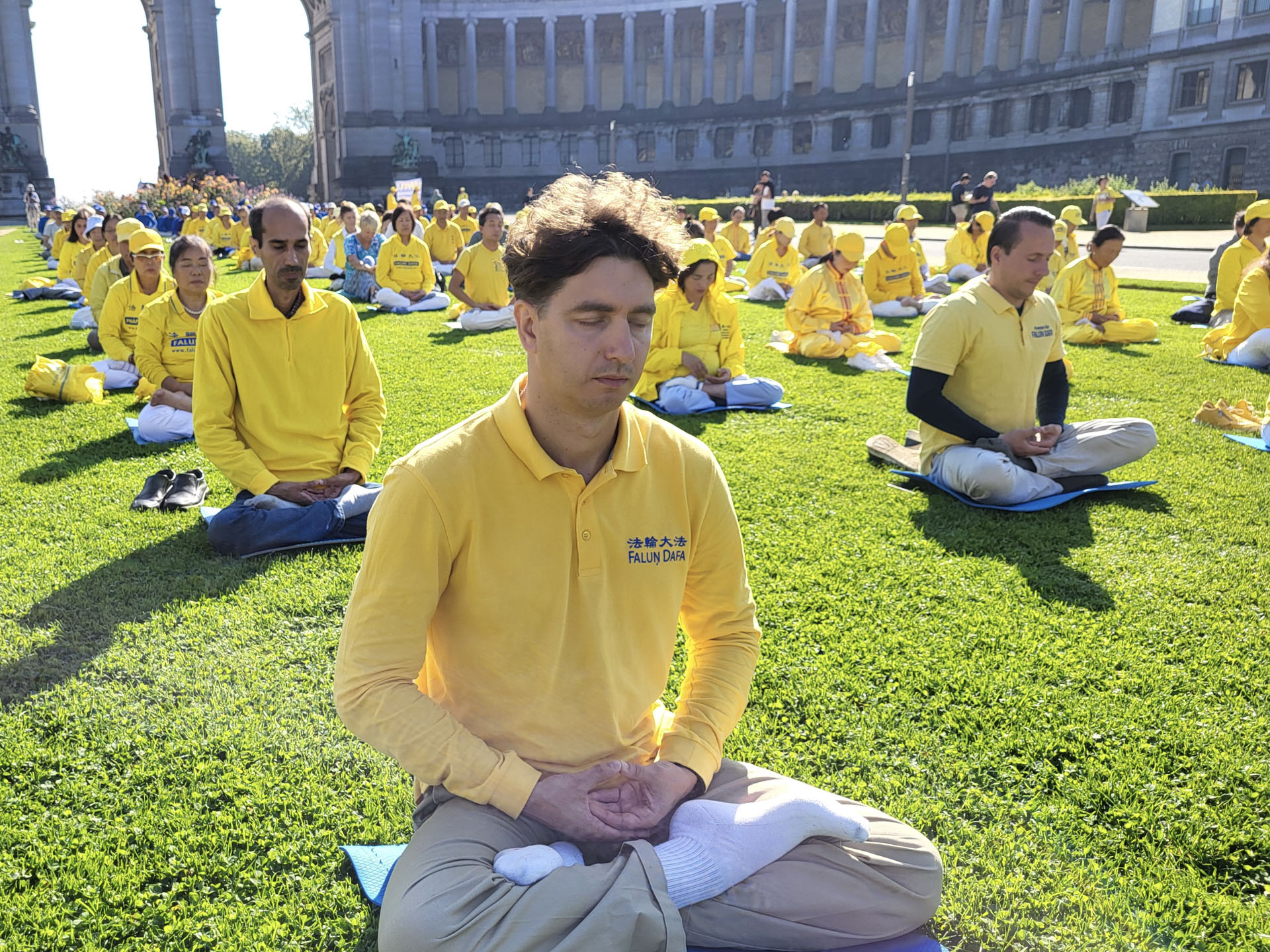 图4:打坐中的卡斯帕(Kaspers)修炼法轮大法九年