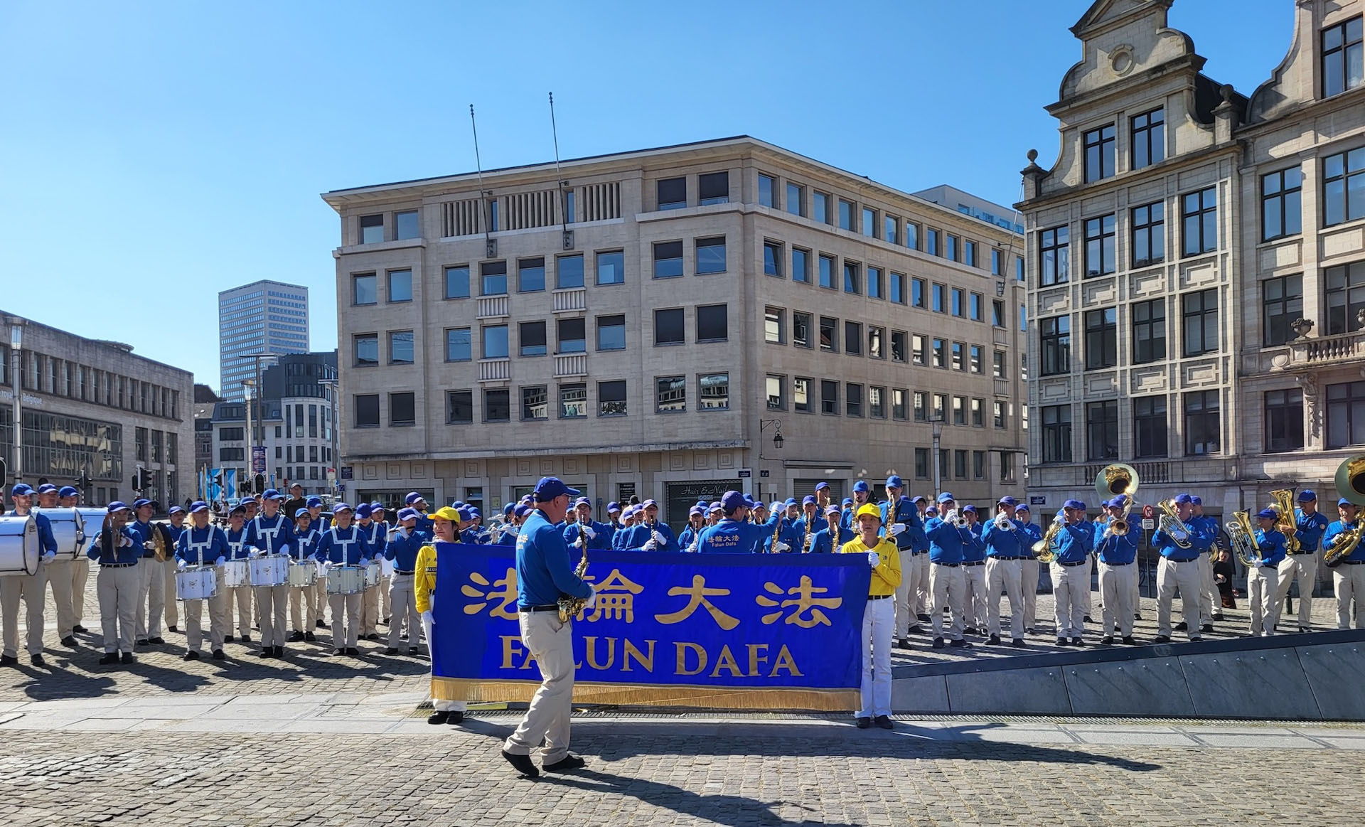 图9:来自欧洲各国学员的天国乐团在艺术山广场上演奏