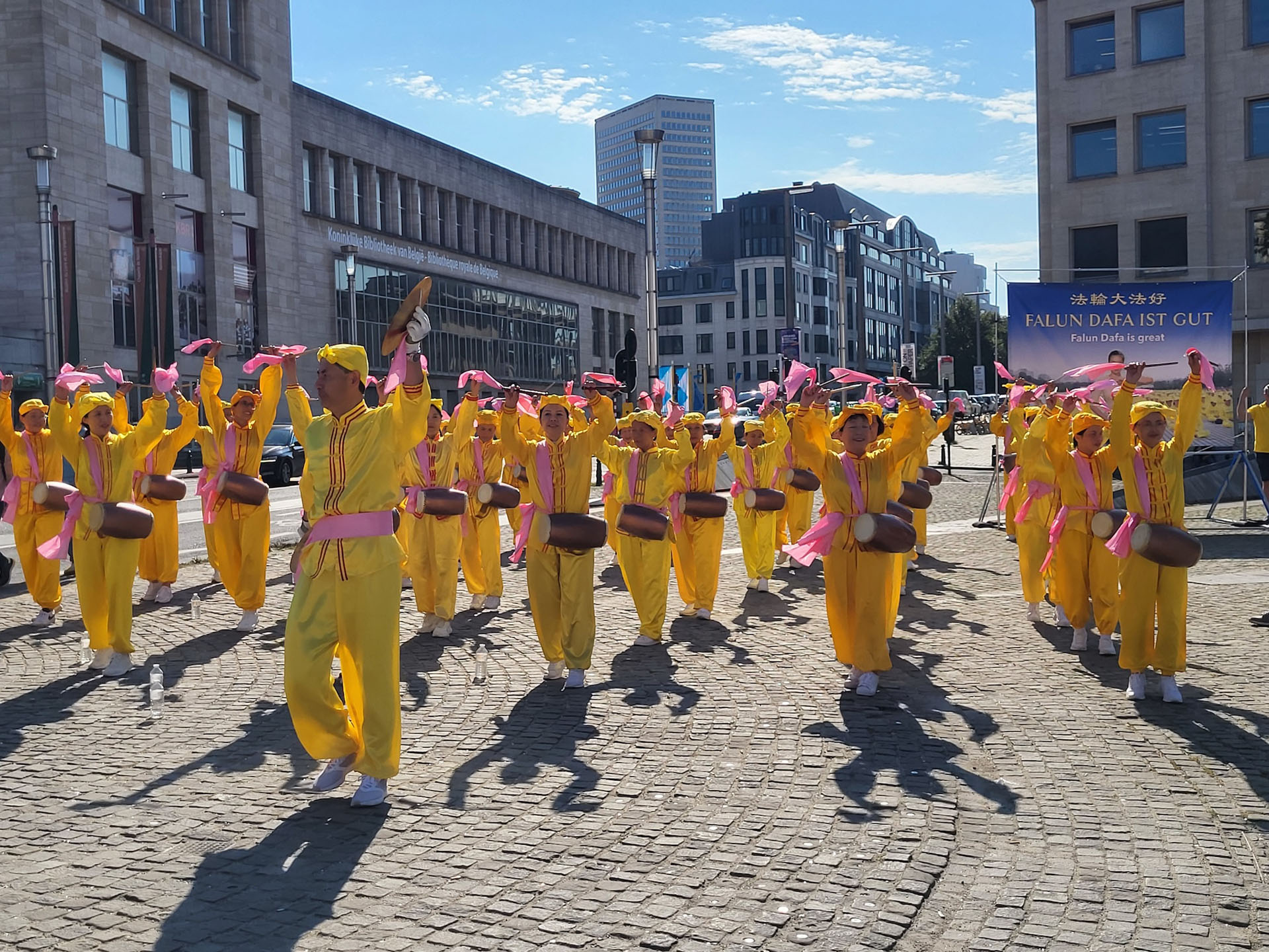 图10:来自荷兰学员的腰鼓队。