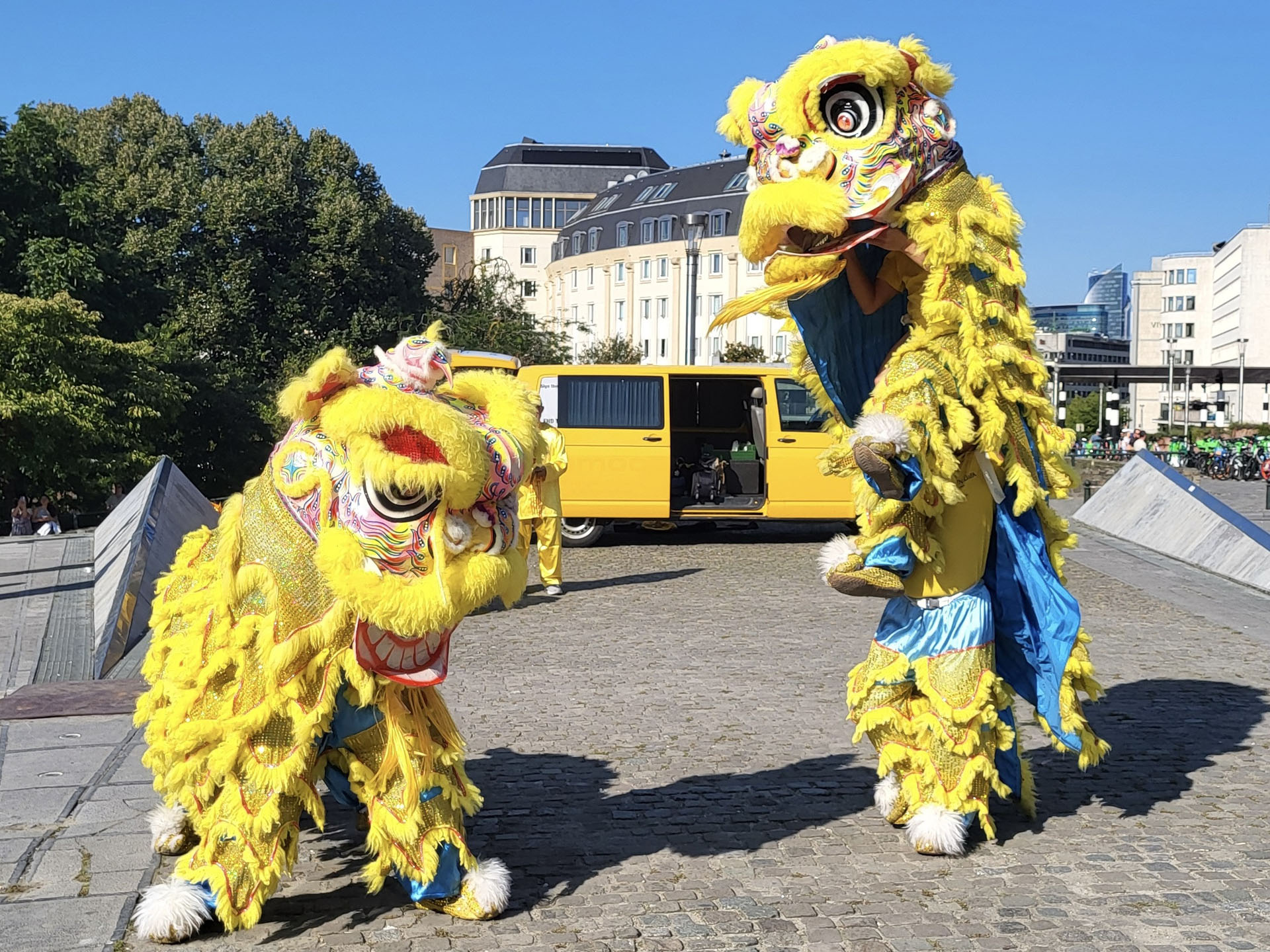 图11~12:来自东欧国家学员的舞龙舞狮队