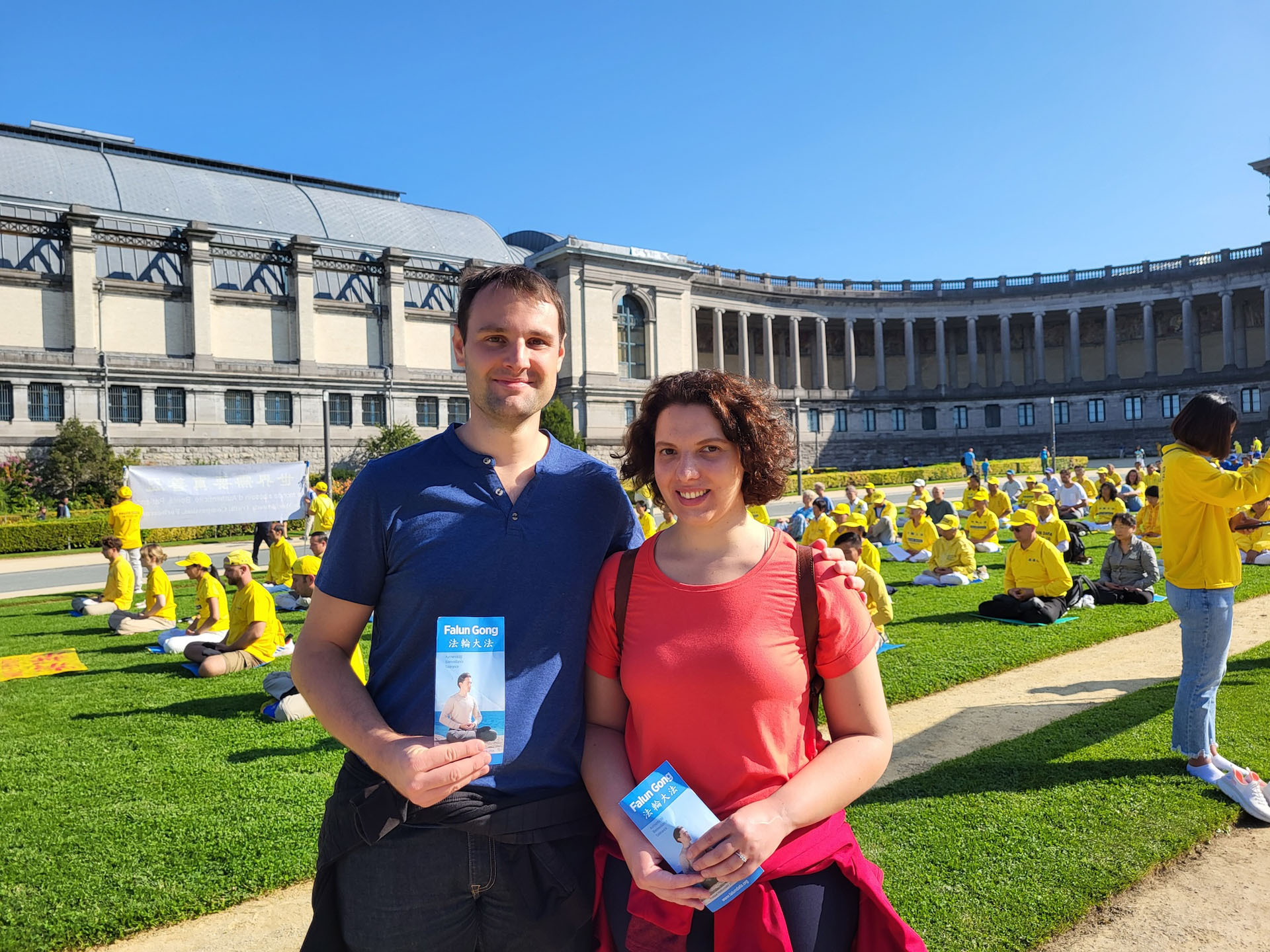 图2:法国人拉斐尔·阿维尔(左)和女友约瑟法·宾达(右)