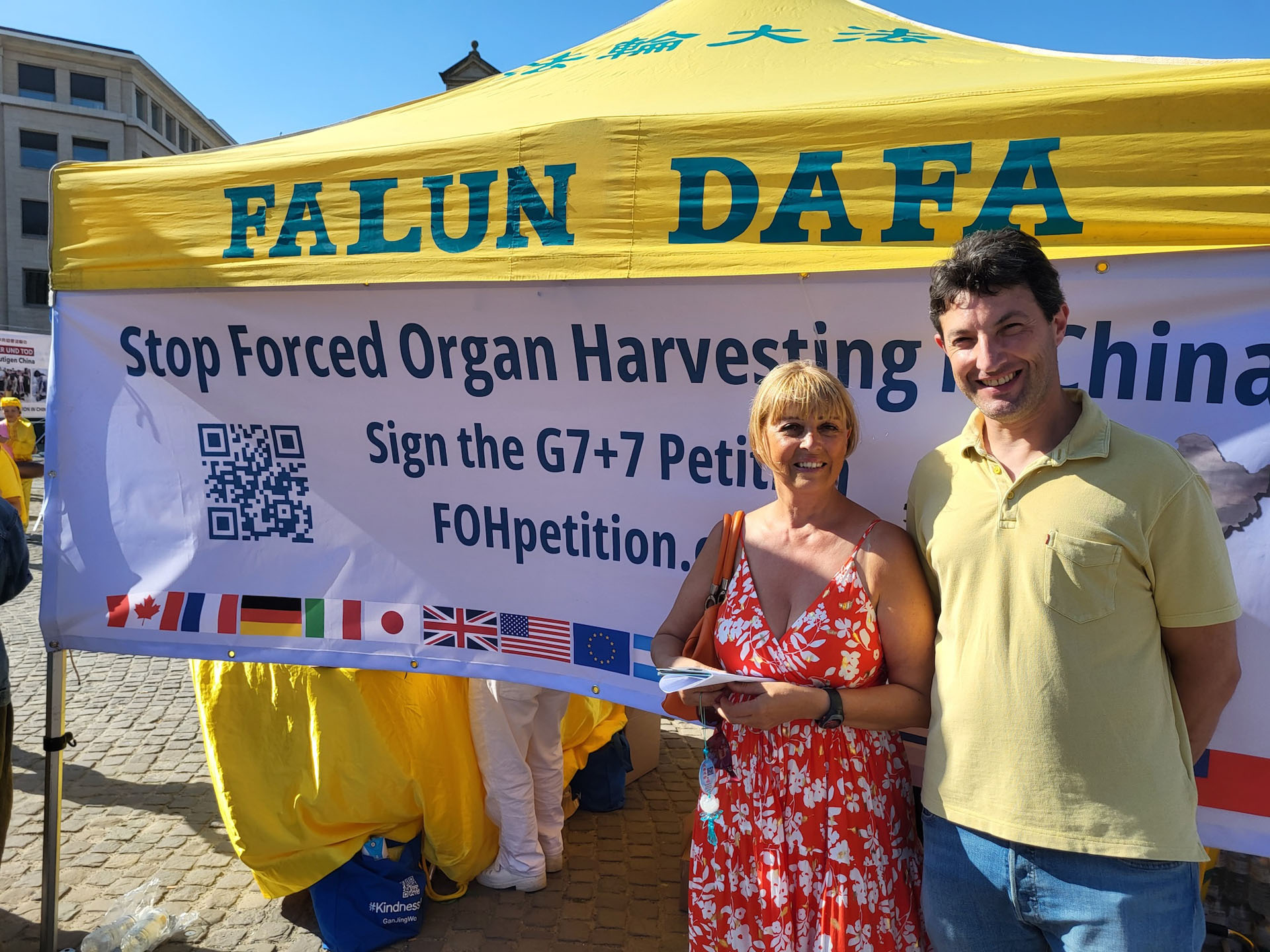 图5:餐饮业老板安尼克·斯特林斯(左)和她的朋友