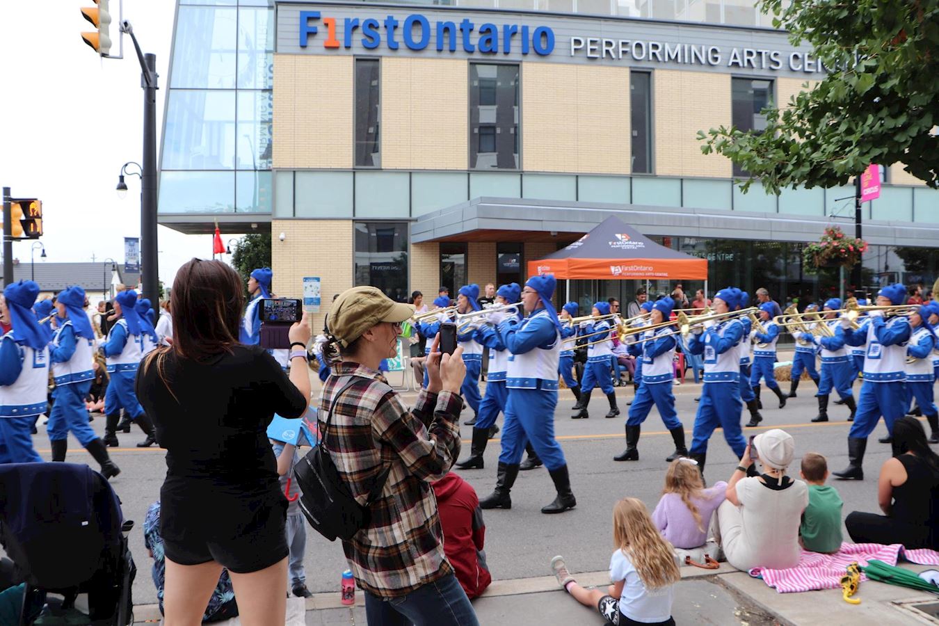 '图1~3:天国乐团和腰鼓队应邀参加葡萄酒节游行'