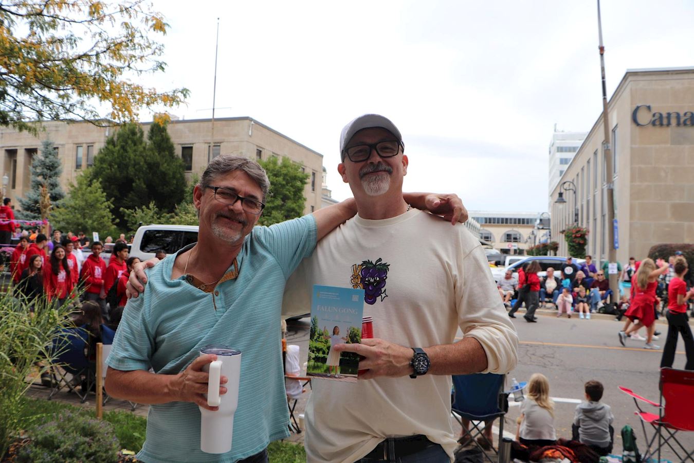 '图5:罗布(右)和德维恩(左)表示希望以后还能看到法轮功学员的队伍'