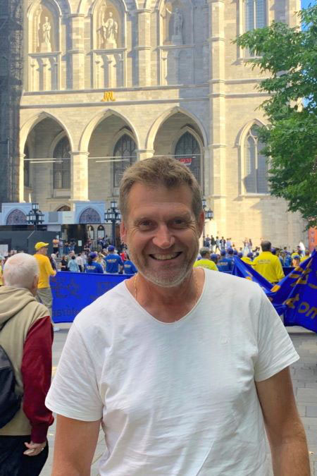 图10:法国游客尼古拉斯(Nicolas)在游行终点兵器广场上看到法轮功学员的队伍时说:“这是勇敢的中国人!”