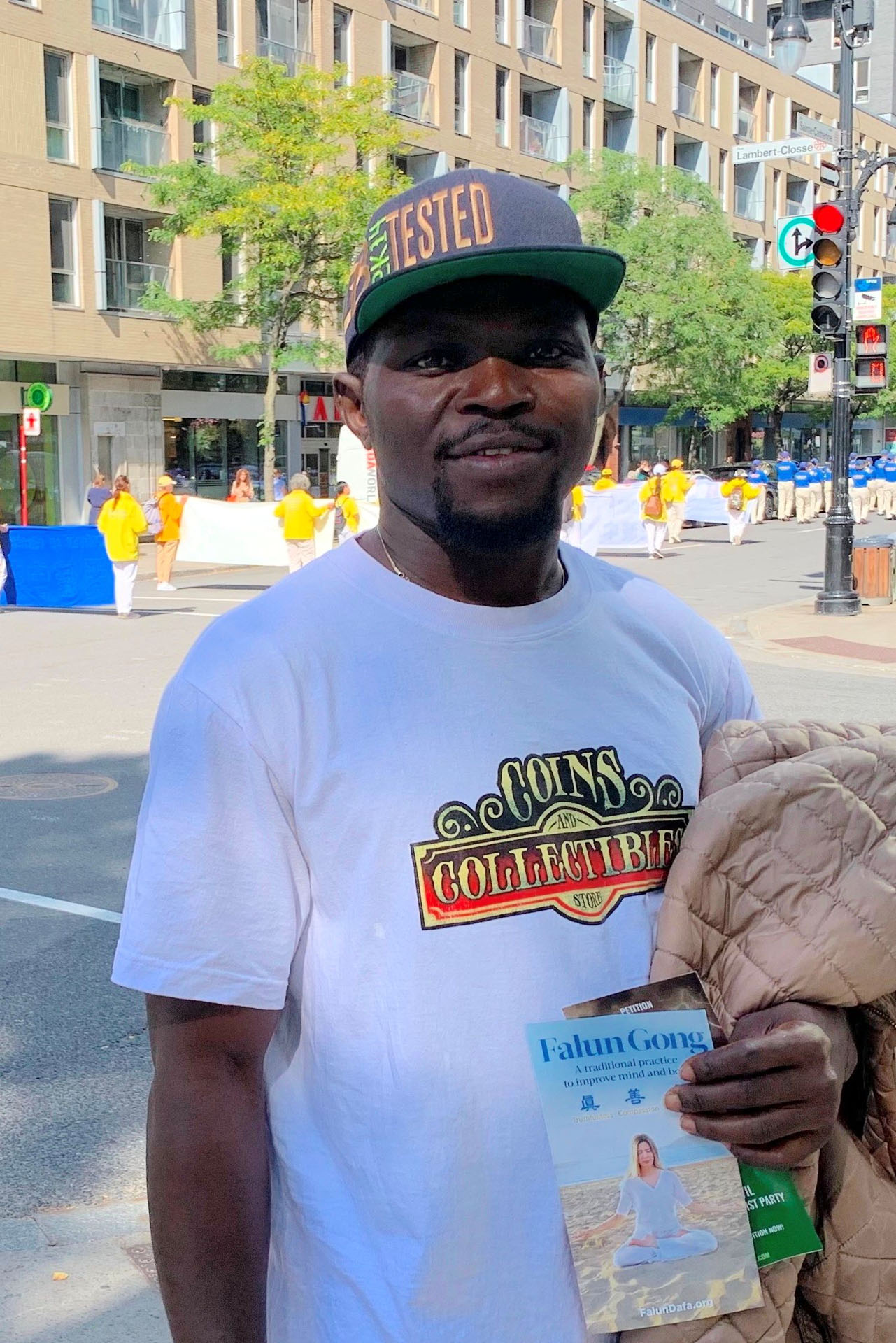 图11:来自阿尔及利亚的阿库其(Paul Akuchie)听到四亿多中国人“三<span style='max-width:0px!important;margin-left:-4px;color:#eee!important;'>:</span>退<span style='max-width:0px!important;margin-left:-4px;color:#eee!important;'>.</span>”的消息后,为中国人高兴。