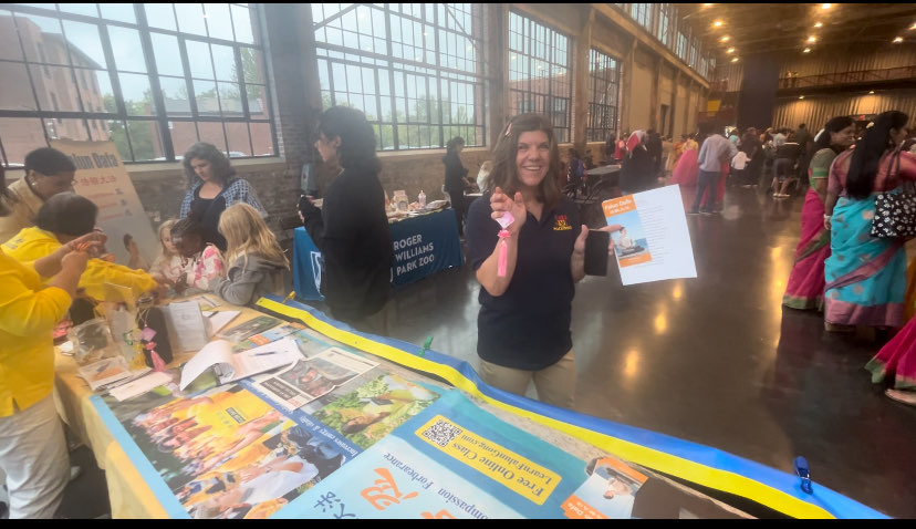 图1~3:美国罗德岛州部份法轮功学员,于二零二四年九月二十一日在普罗维登斯水火艺术中心(WaterFire Arts Center)设立展位向民众讲真相。