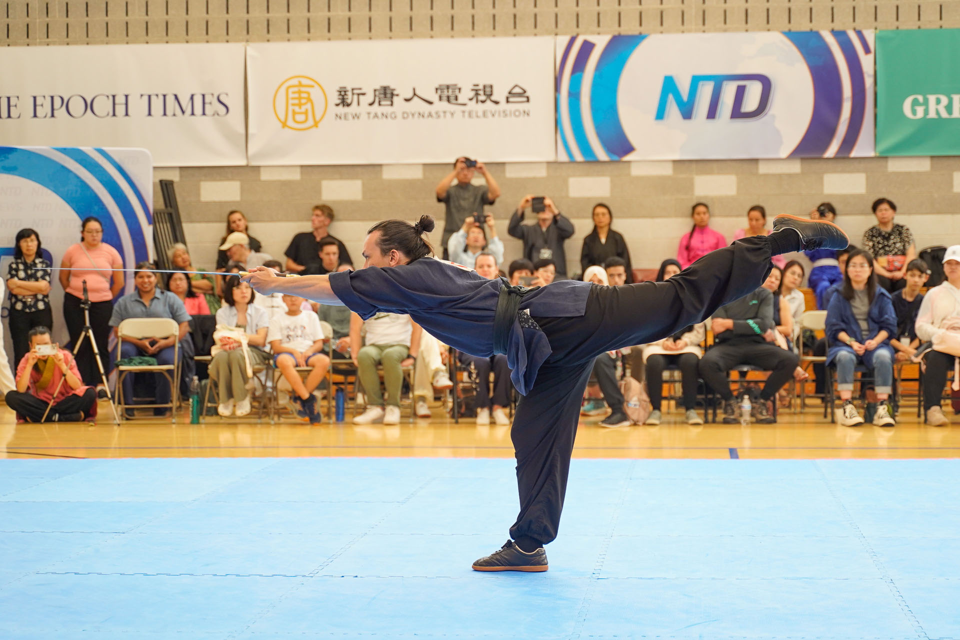 图3:德国选手欧阳德客(Eike Opfermann)在男子器械组比赛中表演奇门剑。(大<span style='max-width:0px!important;margin-left:-4px;color:#eee!important;'>.</span>纪<span style='max-width:0px!important;margin-left:-4px;color:#eee!important;'>.</span>元<span style='max-width:0px!important;margin-left:-4px;color:#eee!important;'>;</span>)