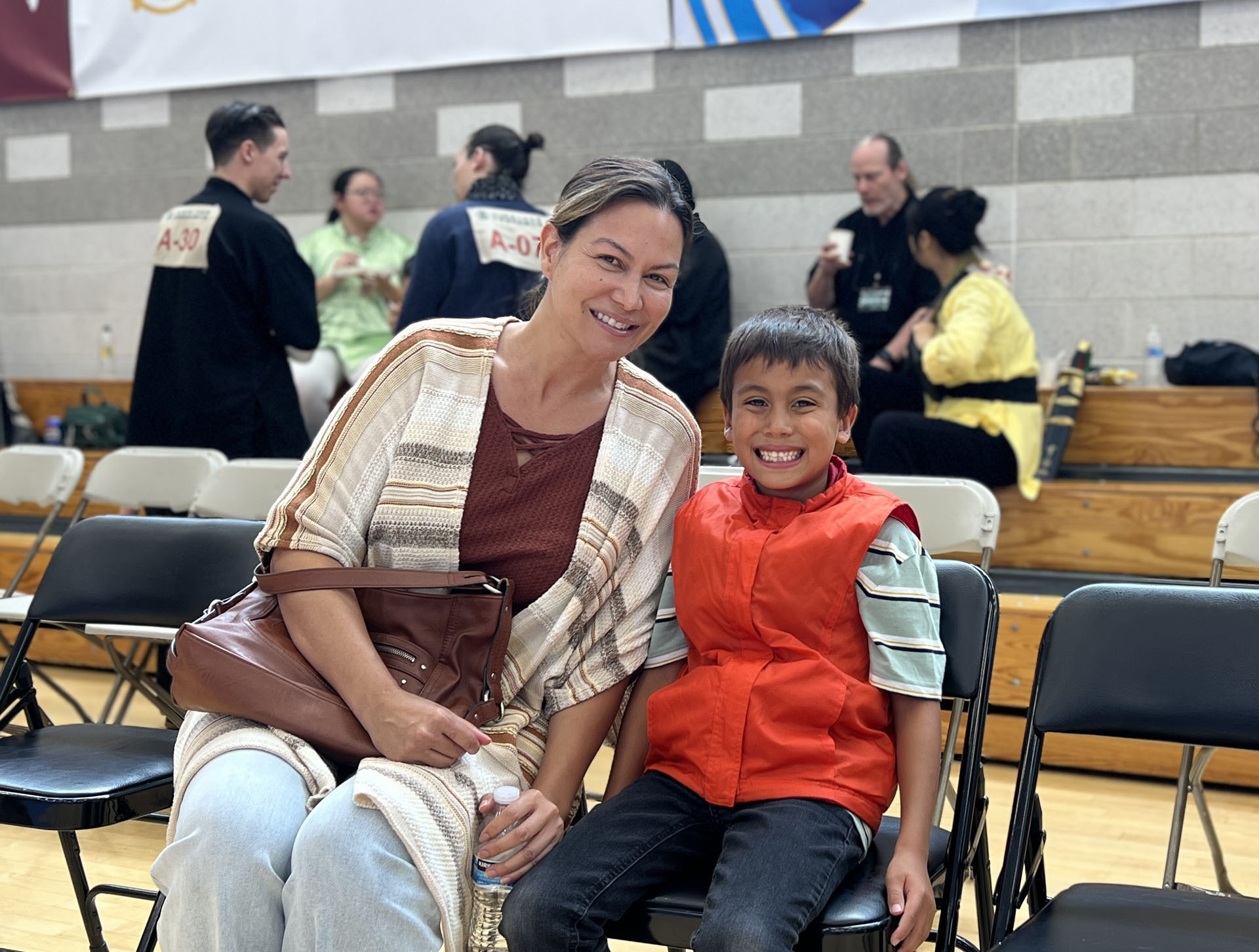 图9:纽约州一对母子观看了新<span style='max-width:0px!important;margin-left:-4px;color:#eee!important;'>!</span>唐<span style='max-width:0px!important;margin-left:-4px;color:#eee!important;'>!</span>人<span style='max-width:0px!important;margin-left:-4px;color:#eee!important;'>:</span>武术大赛的决赛。(大<span style='max-width:0px!important;margin-left:-4px;color:#eee!important;'>.</span>纪<span style='max-width:0px!important;margin-left:-4px;color:#eee!important;'>.</span>元<span style='max-width:0px!important;margin-left:-4px;color:#eee!important;'>;</span>)