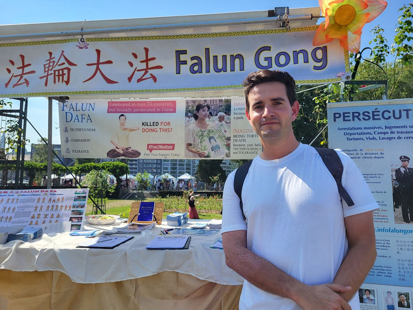 '图12:教师丹泥尔会在教学中告诉他的学生,发生在中国的迫害,让更多的人们了解迫害真相,制止迫害。'