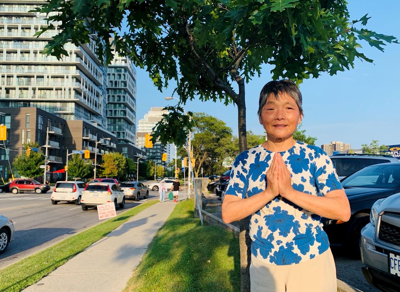 '图2:古稀之年的刘丽新十年前在中领馆得法。'