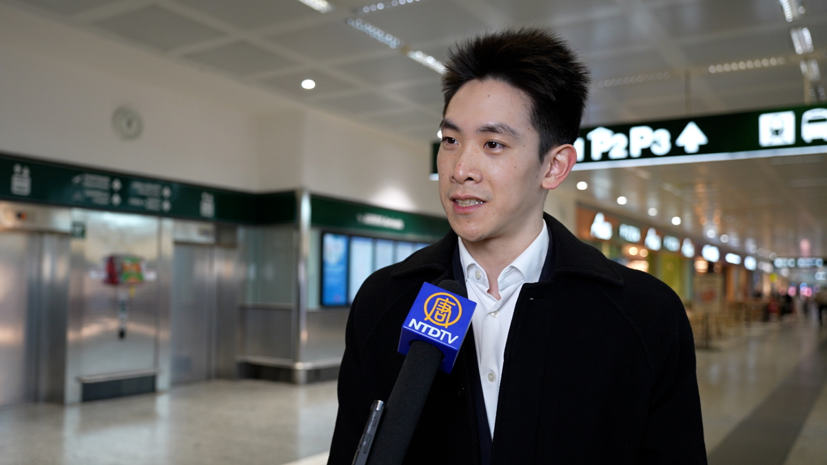 图1:二零二四年十二月二十五日,神韵主要领舞演员黄景洲在意大利米兰机场接受采访。(新<span style='max-width:0px!important;margin-left:-4px;color:#eee!important;'>!</span>唐<span style='max-width:0px!important;margin-left:-4px;color:#eee!important;'>!</span>人<span style='max-width:0px!important;margin-left:-4px;color:#eee!important;'>:</span>电视台)