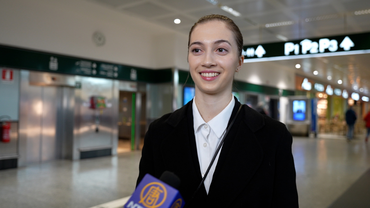 图2:二零二四年十二月二十五日,神韵主要领舞演员白茉莉(Lillian Parker)在意大利米兰机场接受采访。(新<span style='max-width:0px!important;margin-left:-4px;color:#eee!important;'>!</span>唐<span style='max-width:0px!important;margin-left:-4px;color:#eee!important;'>!</span>人<span style='max-width:0px!important;margin-left:-4px;color:#eee!important;'>:</span>电视台)