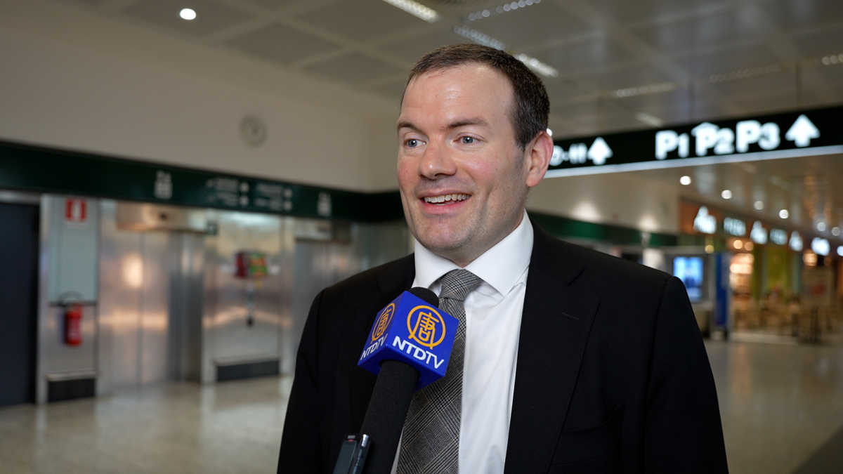 图3:二零二四年十二月二十五日,神韵小号演奏家埃里克·罗宾斯(Eric Robins)在意大利米兰机场接受采访。(新<span style='max-width:0px!important;margin-left:-4px;color:#eee!important;'>!</span>唐<span style='max-width:0px!important;margin-left:-4px;color:#eee!important;'>!</span>人<span style='max-width:0px!important;margin-left:-4px;color:#eee!important;'>:</span>电视台)