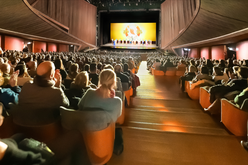 图4:二零二四年十二月二十七日晚,神韵二零二五演季欧洲首演在意大利文艺复兴发源地的佛罗伦萨举行。(新<span style='max-width:0px!important;margin-left:-4px;color:#eee!important;'>!</span>唐<span style='max-width:0px!important;margin-left:-4px;color:#eee!important;'>!</span>人<span style='max-width:0px!important;margin-left:-4px;color:#eee!important;'>:</span>电视台)